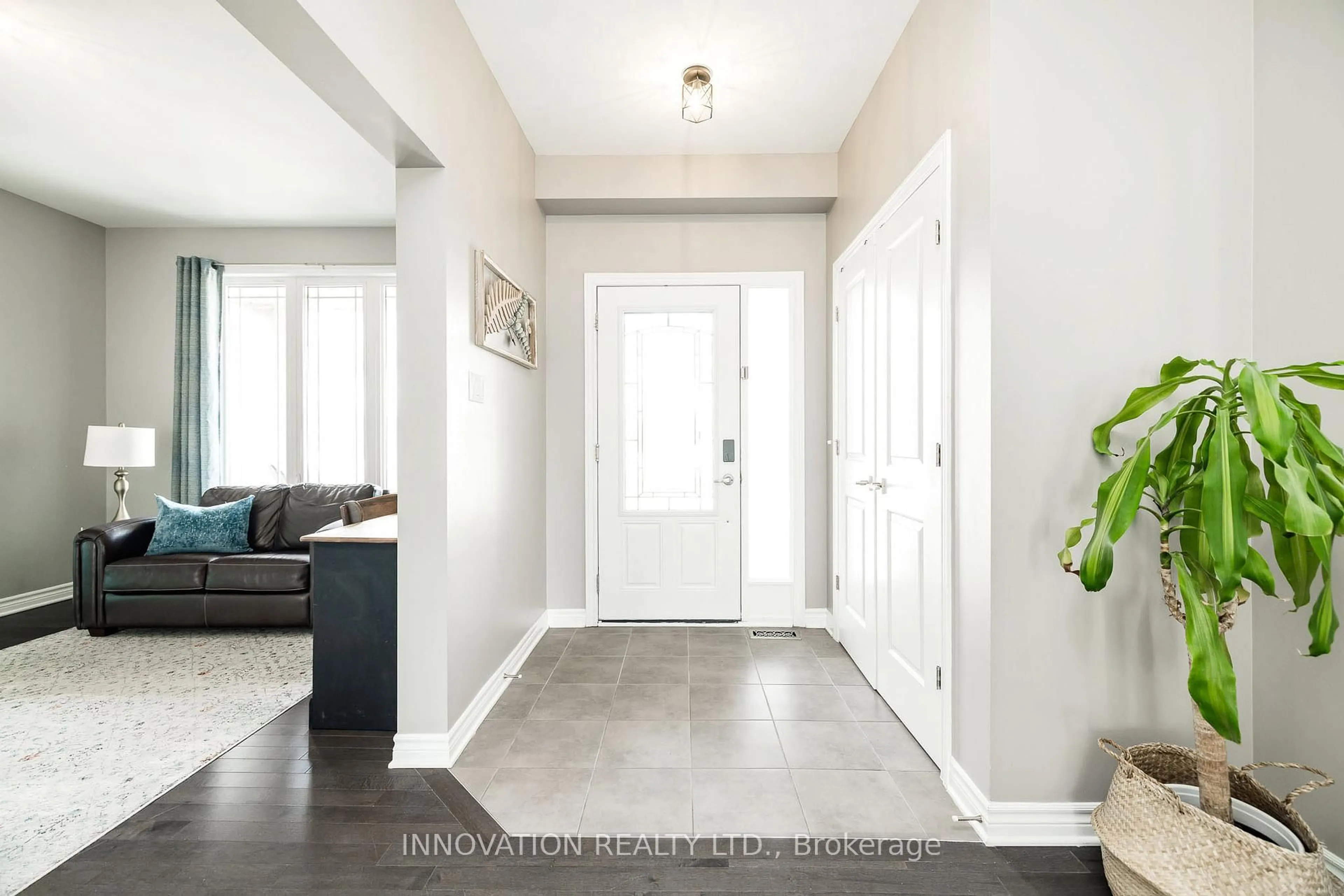 Indoor entryway for 230 King St, Carleton Place Ontario K7C 1G4
