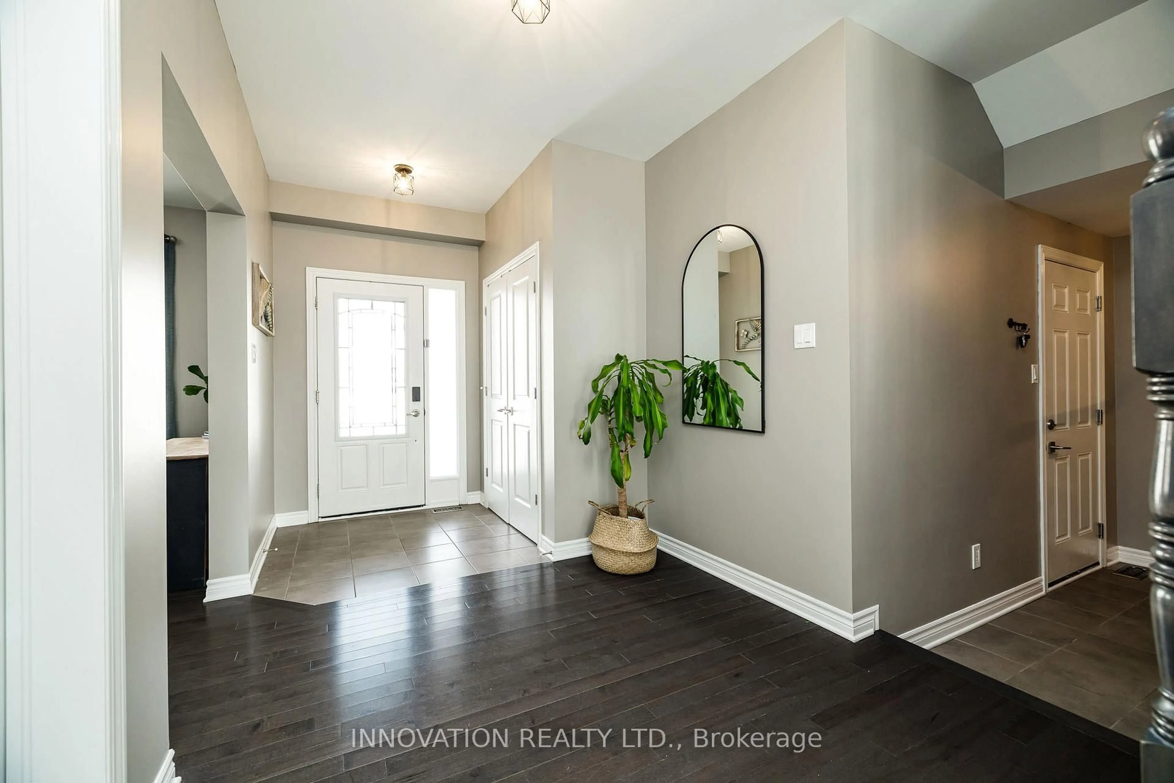 Indoor entryway for 230 King St, Carleton Place Ontario K7C 1G4
