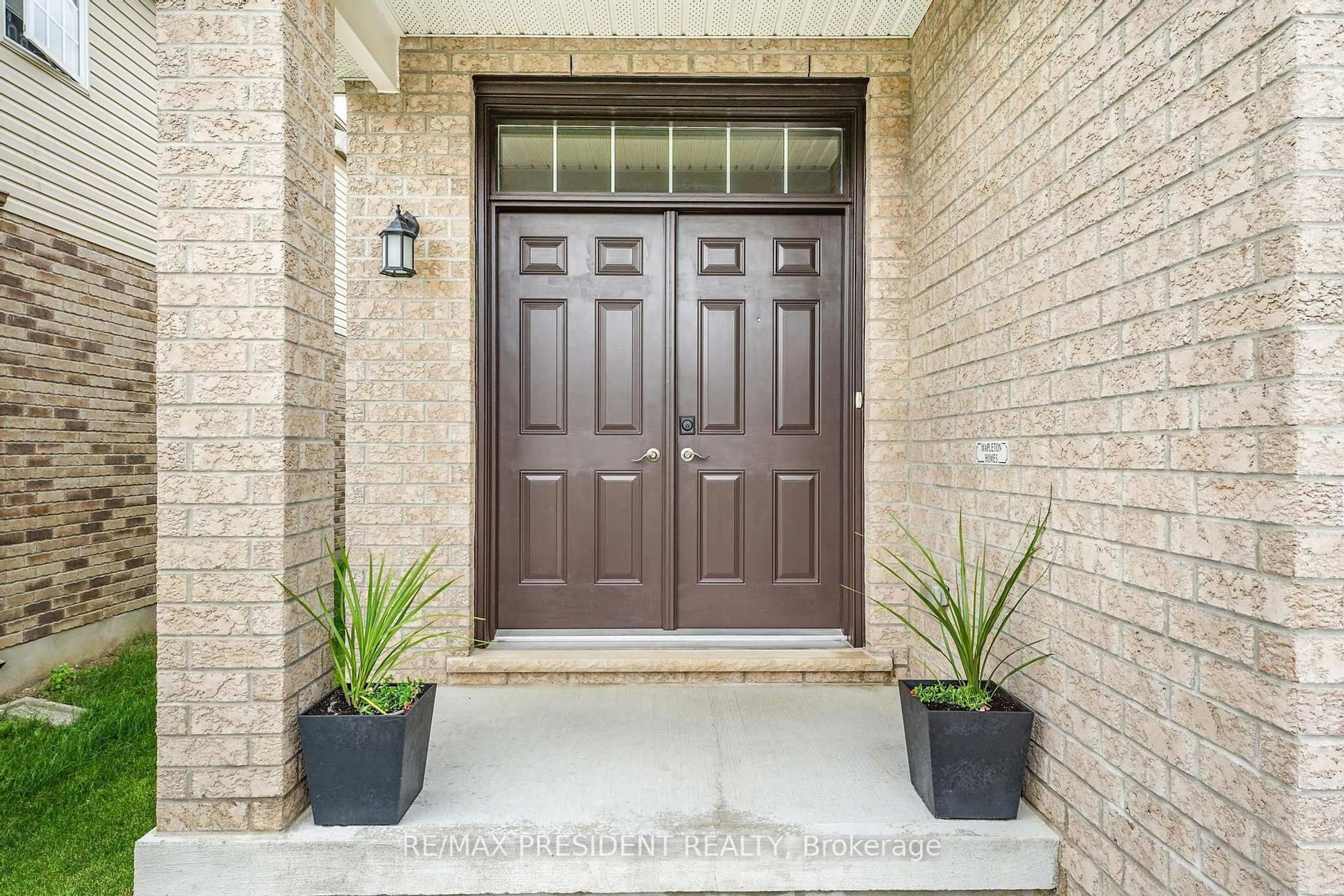 Indoor entryway for 505 Sophia Cres, London North Ontario N6H 5L4