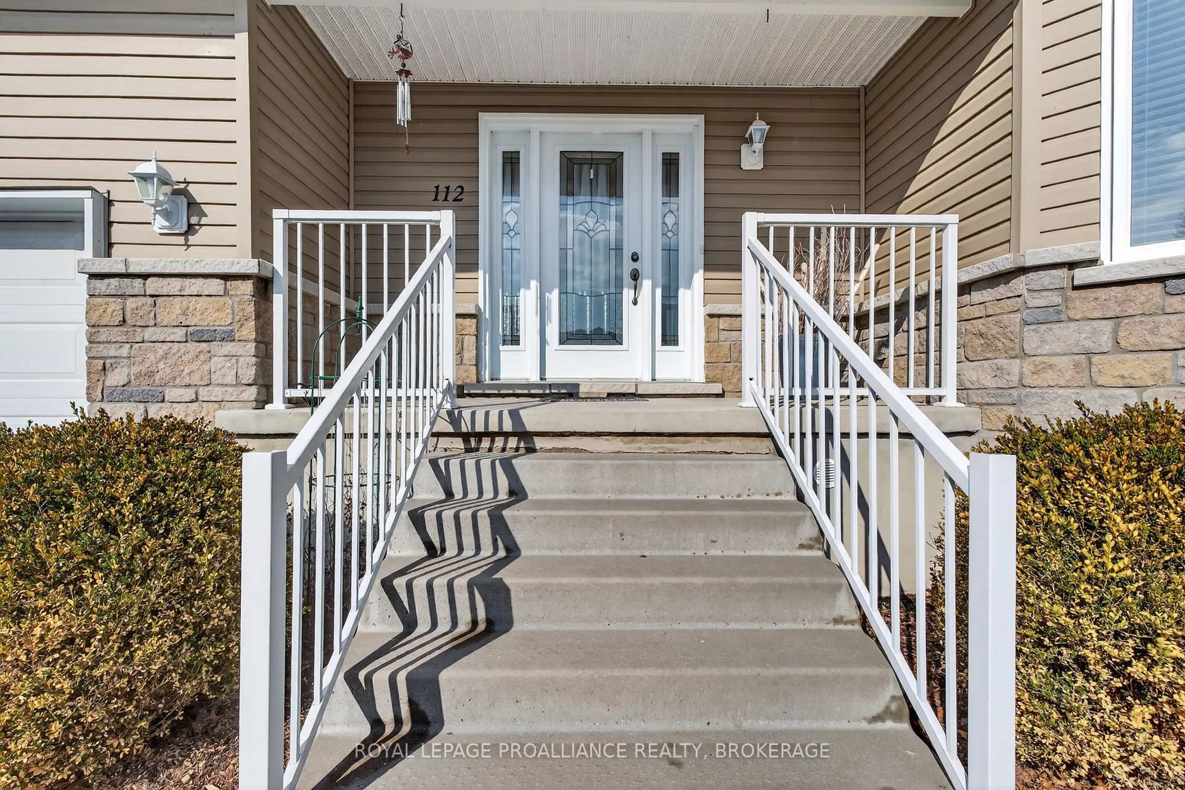 Indoor entryway for 112 Maplecroft Crt, Gananoque Ontario K7G 0A6