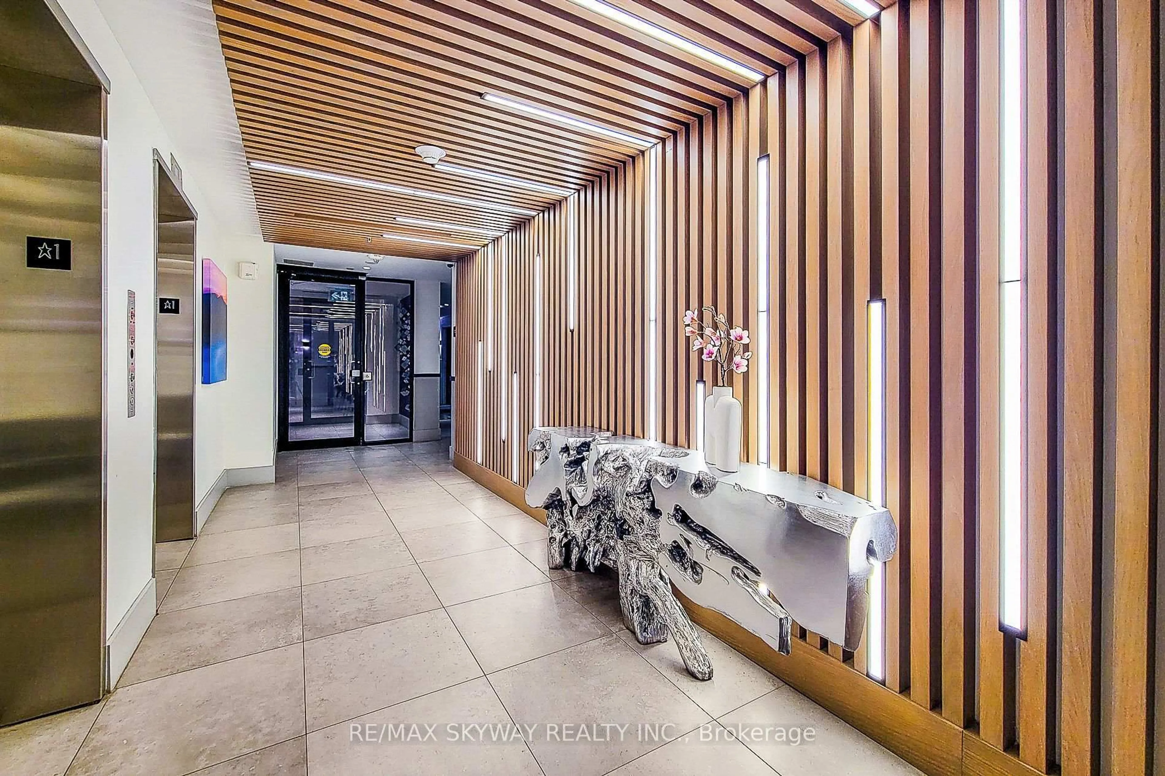 Indoor foyer for 600 North Service Rd #306, Hamilton Ontario L8E 0L2