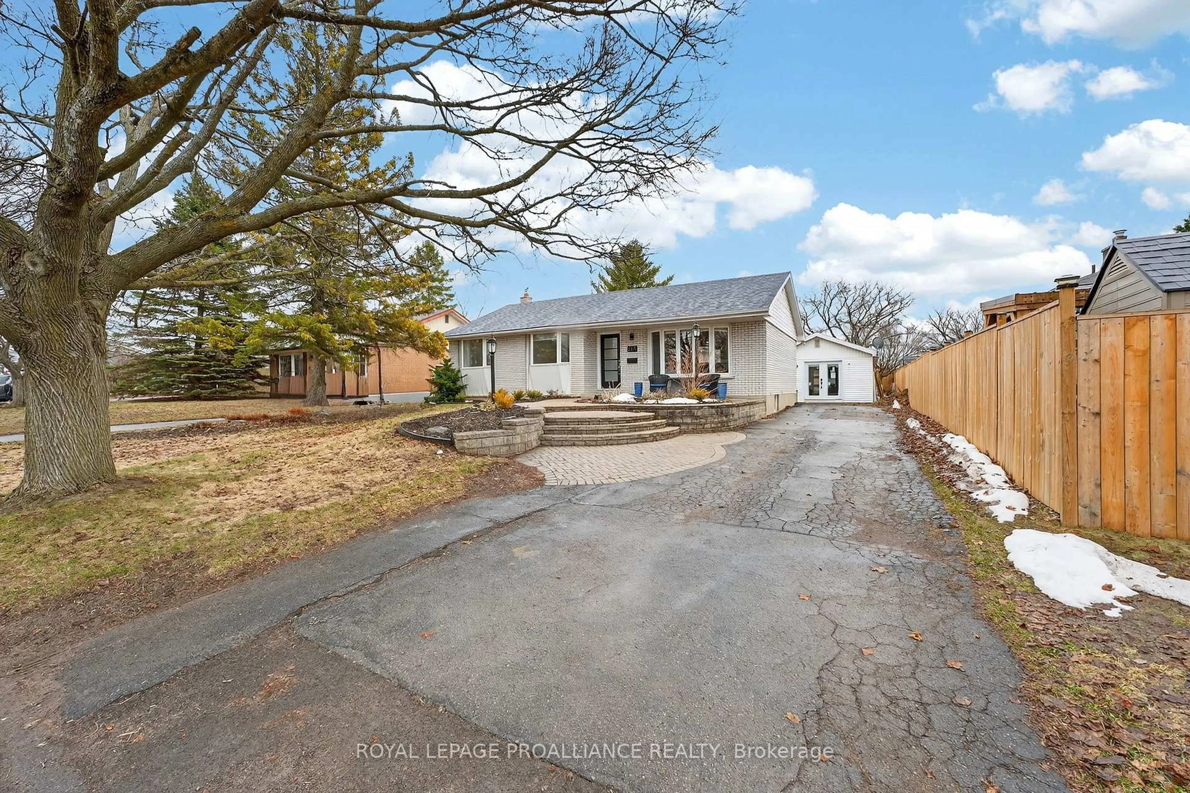 A pic from outside/outdoor area/front of a property/back of a property/a pic from drone, street for 265 College St, Belleville Ontario K8P 2H7