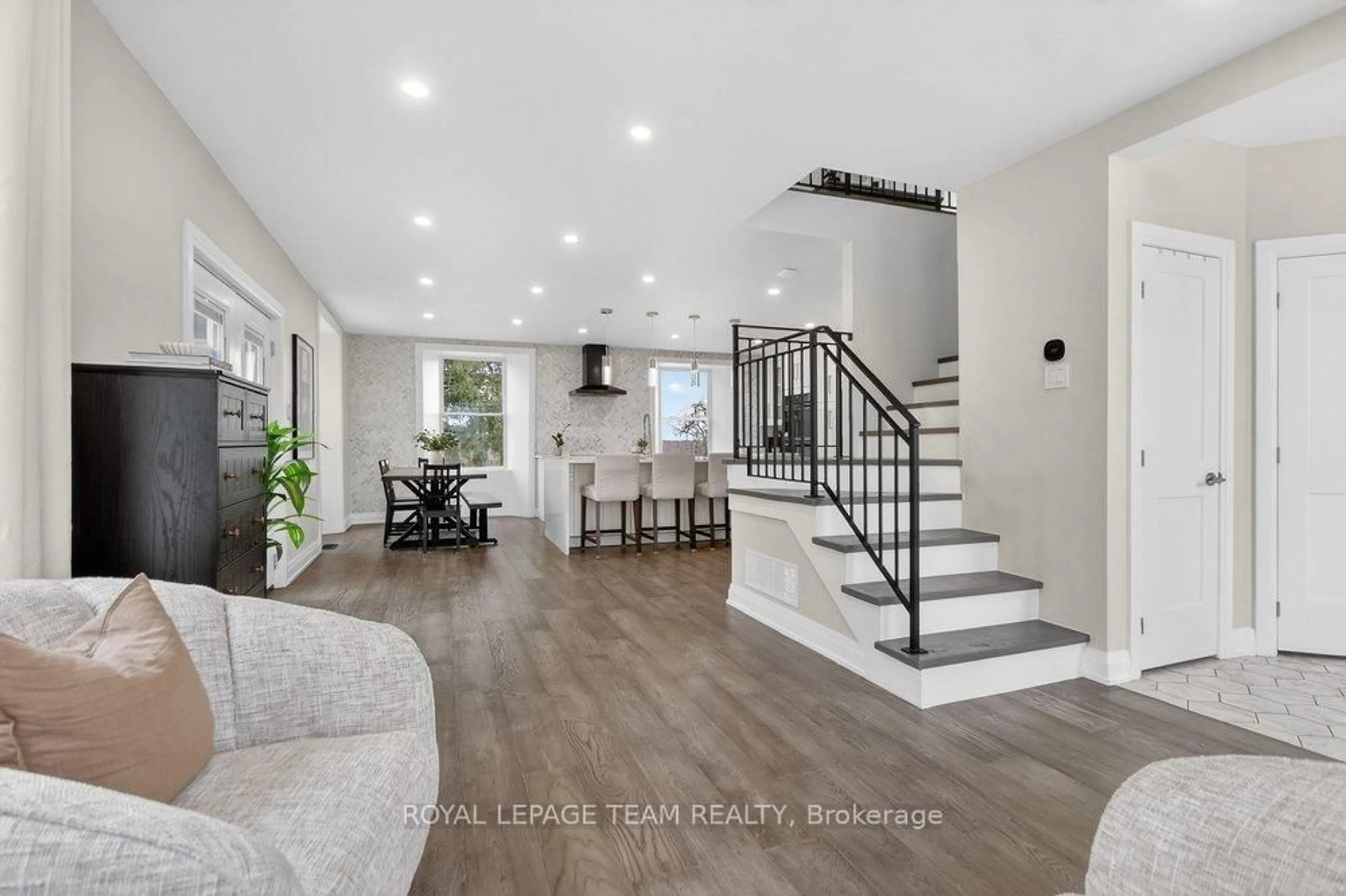 Indoor entryway for 3201 Groulx Rd, Rideau Lakes Ontario K0G 1V0