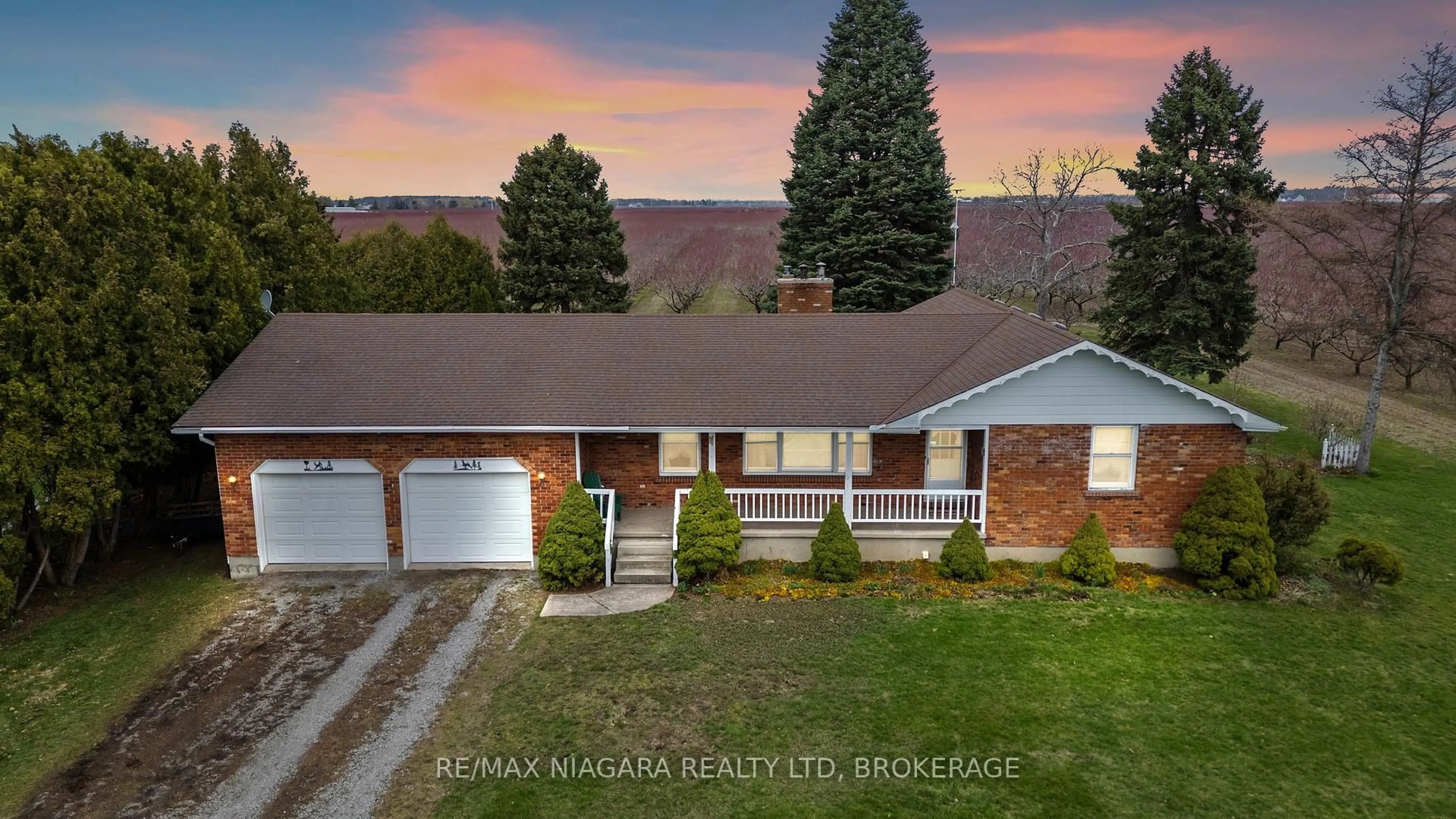 A pic from outside/outdoor area/front of a property/back of a property/a pic from drone, unknown for 1458 Line 6 Rd, Niagara-on-the-Lake Ontario L0S 1J0