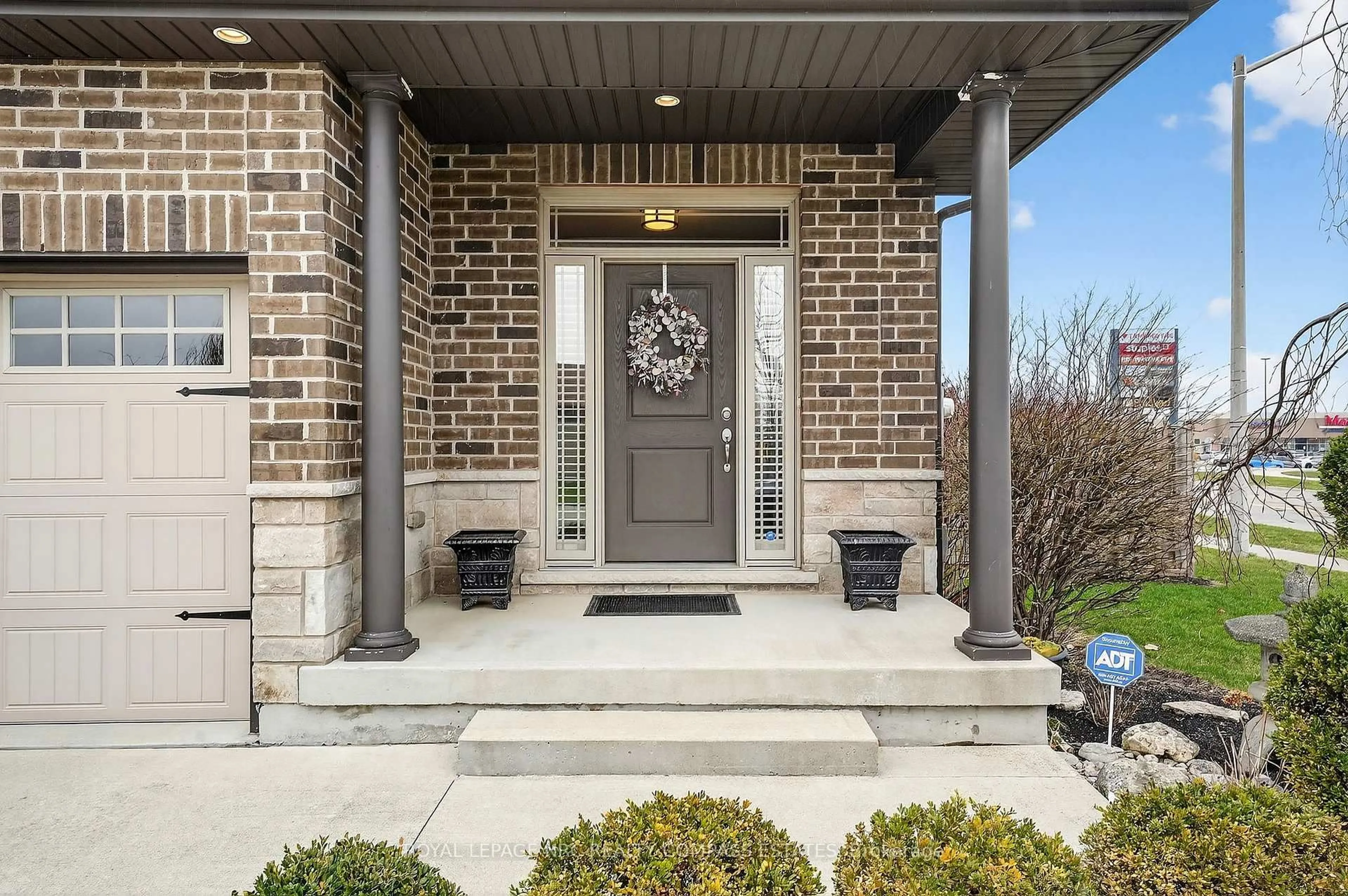 Indoor entryway for 4776 Victor Dr, Niagara Falls Ontario L2E 0B2