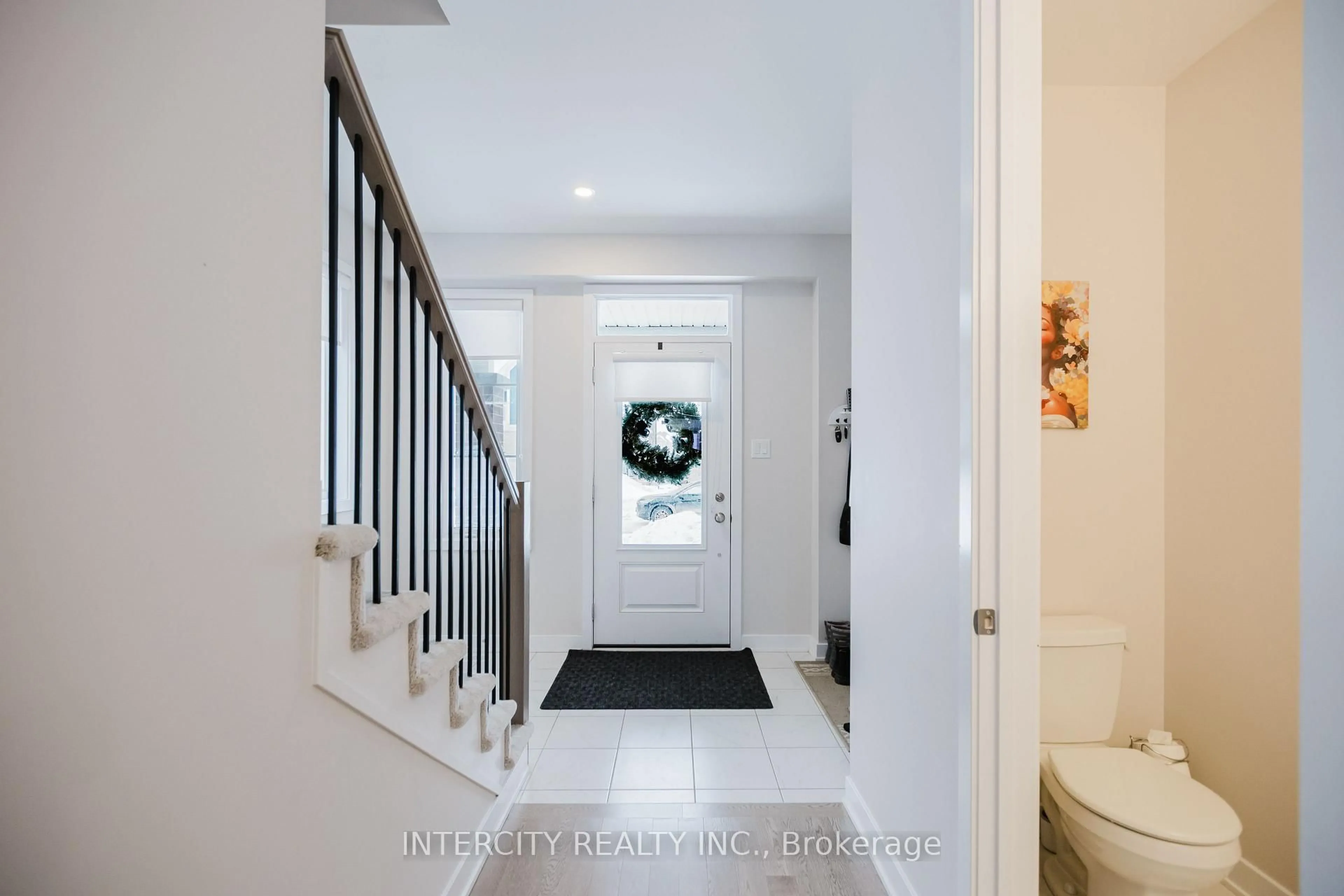 Indoor entryway for 124 Hackamore Cres, Richmond Ontario K0A 2Z0