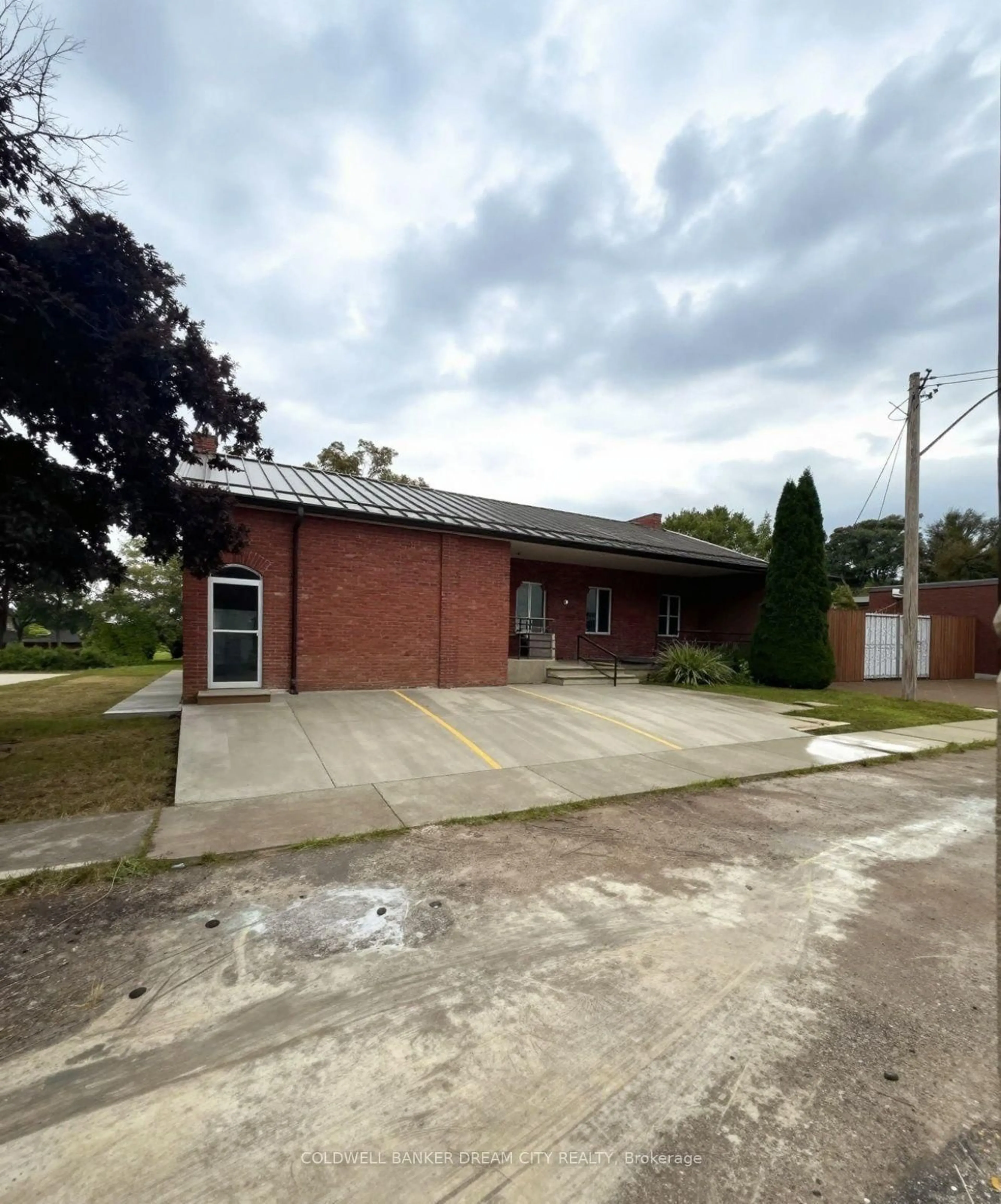 A pic from outside/outdoor area/front of a property/back of a property/a pic from drone, building for 93 Main St, Chatham-Kent Ontario N0P 1T0
