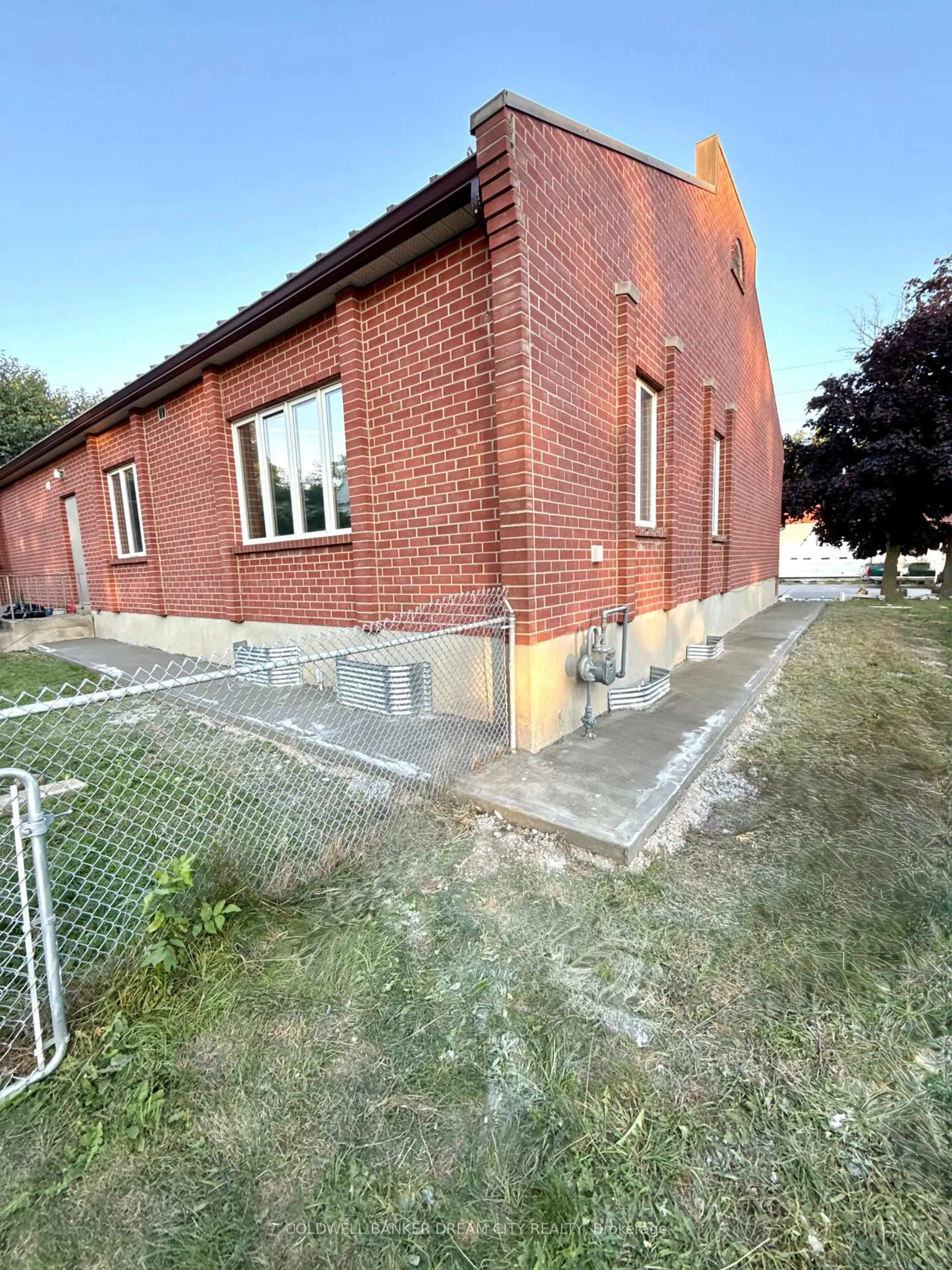 A pic from outside/outdoor area/front of a property/back of a property/a pic from drone, building for 93 Main St, Chatham-Kent Ontario N0P 1T0