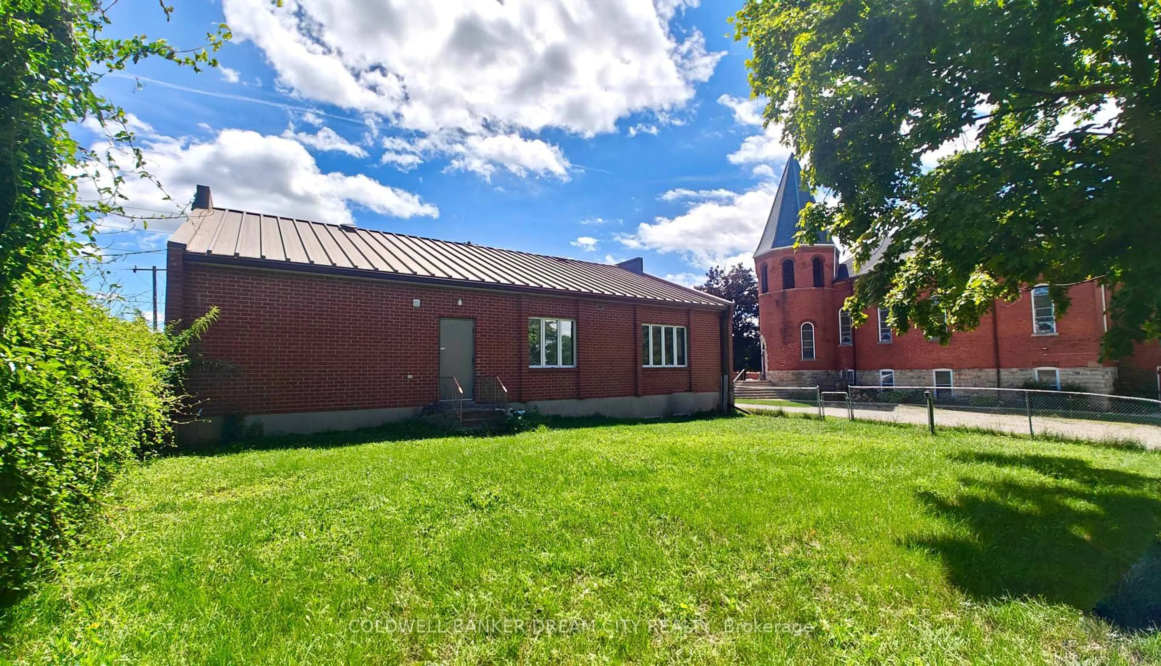 A pic from outside/outdoor area/front of a property/back of a property/a pic from drone, building for 93 Main St, Chatham-Kent Ontario N0P 1T0