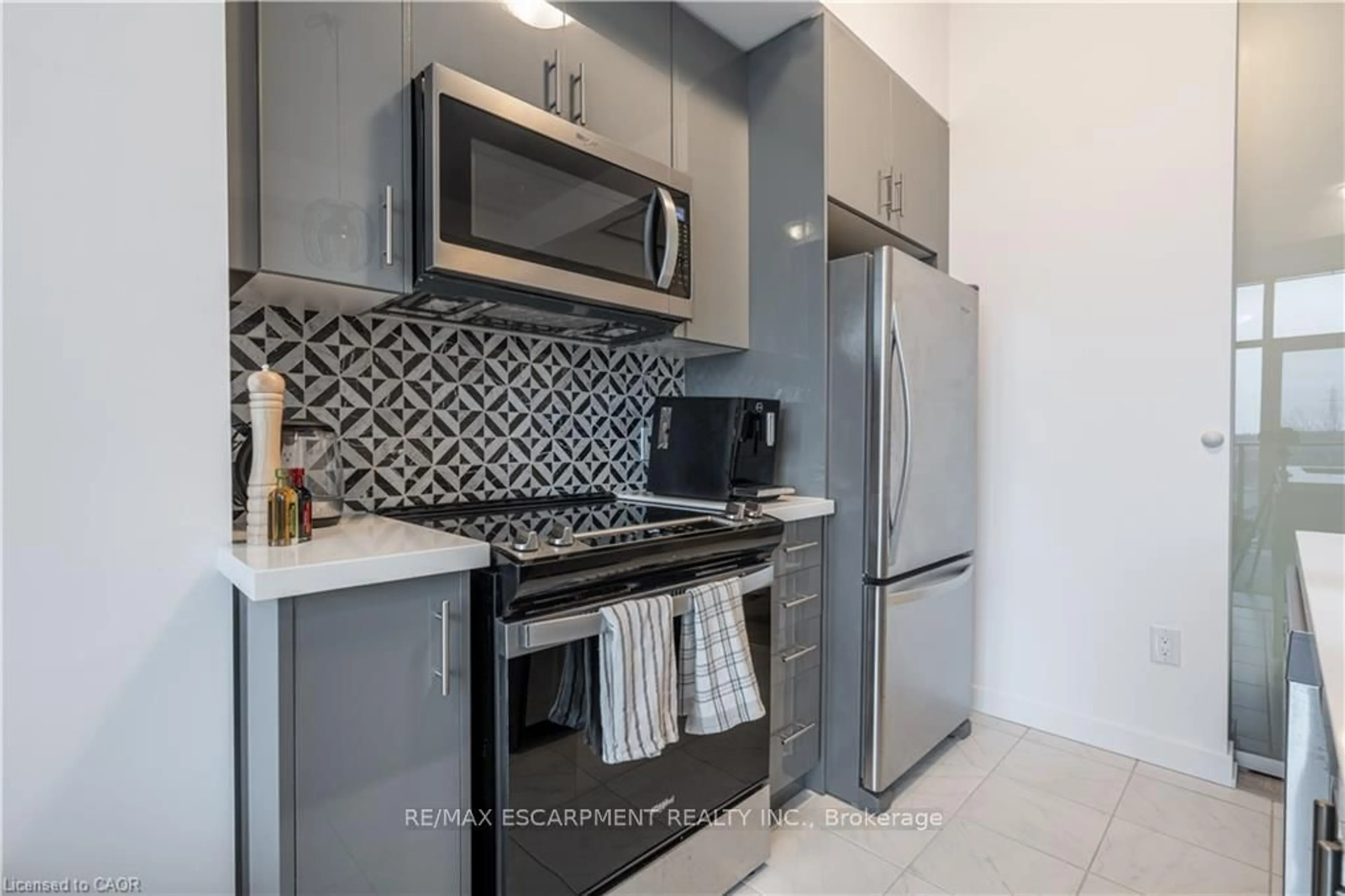 Standard kitchen, ceramic/tile floor for 450 Dundas St #419, Hamilton Ontario L8B 1Z2