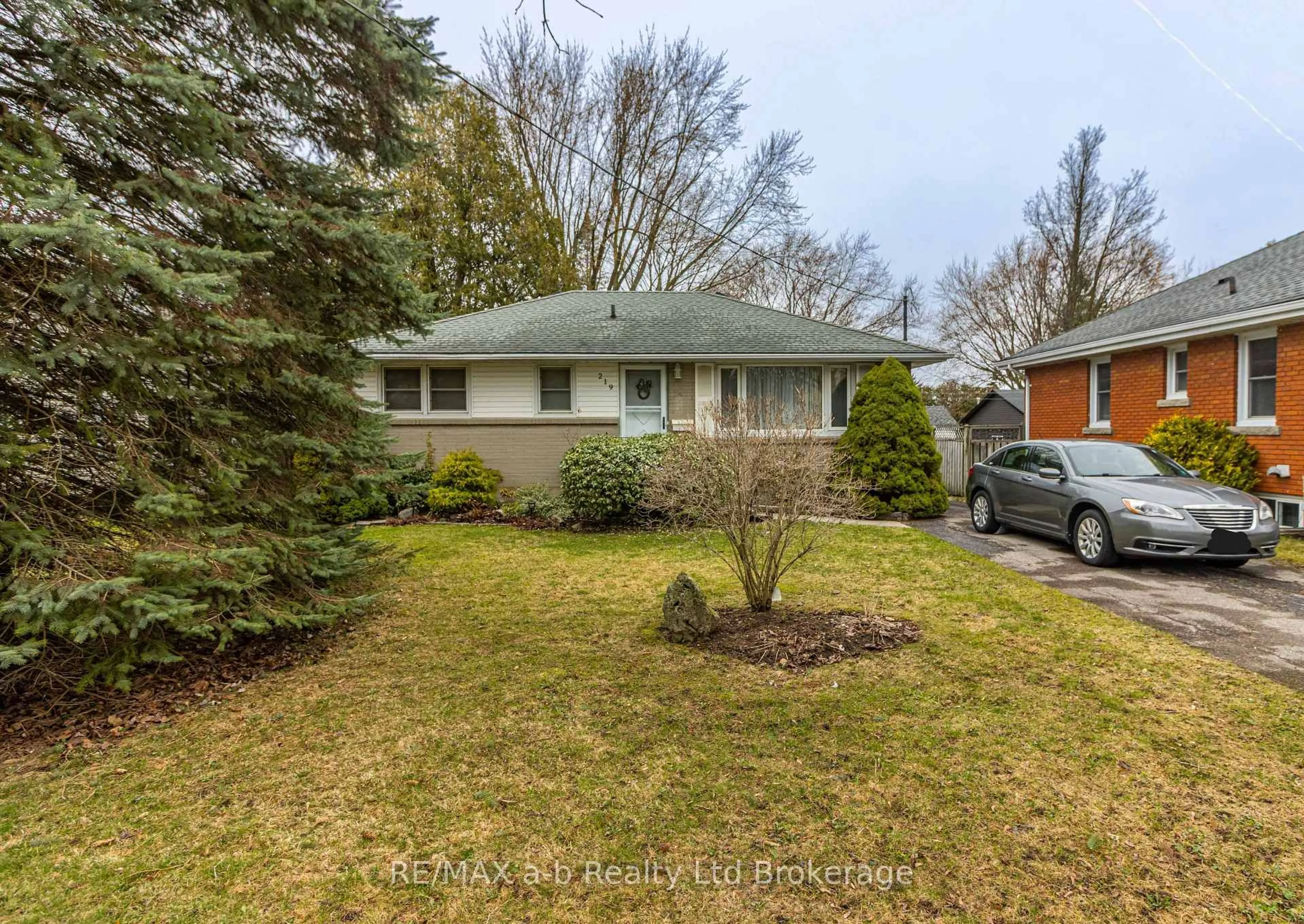 A pic from outside/outdoor area/front of a property/back of a property/a pic from drone, street for 219 Bowerhill Rd, Woodstock Ontario N4S 2N5