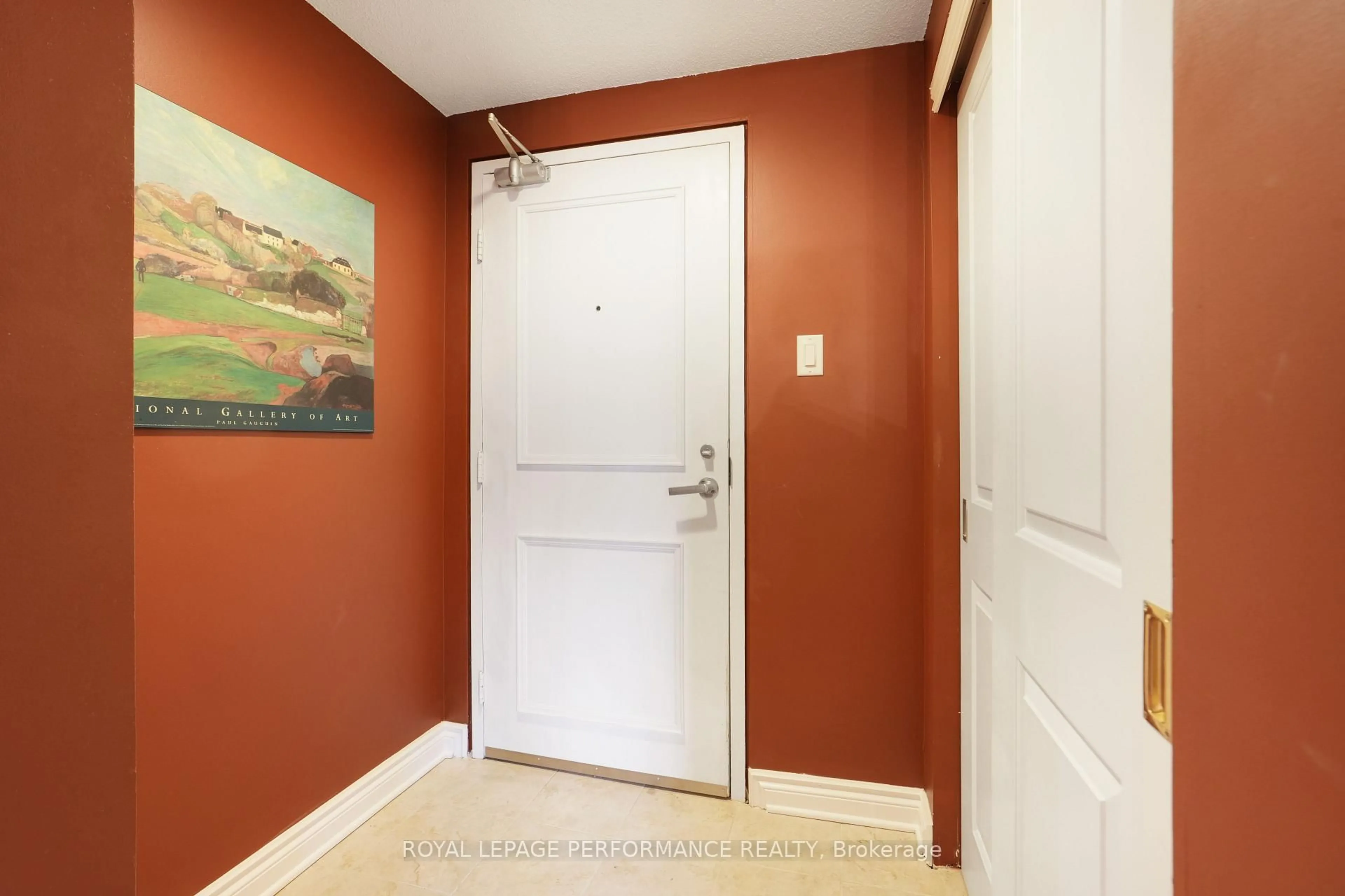 Indoor entryway for 333 Chapel St #704, Ottawa Ontario K1N 8Y8