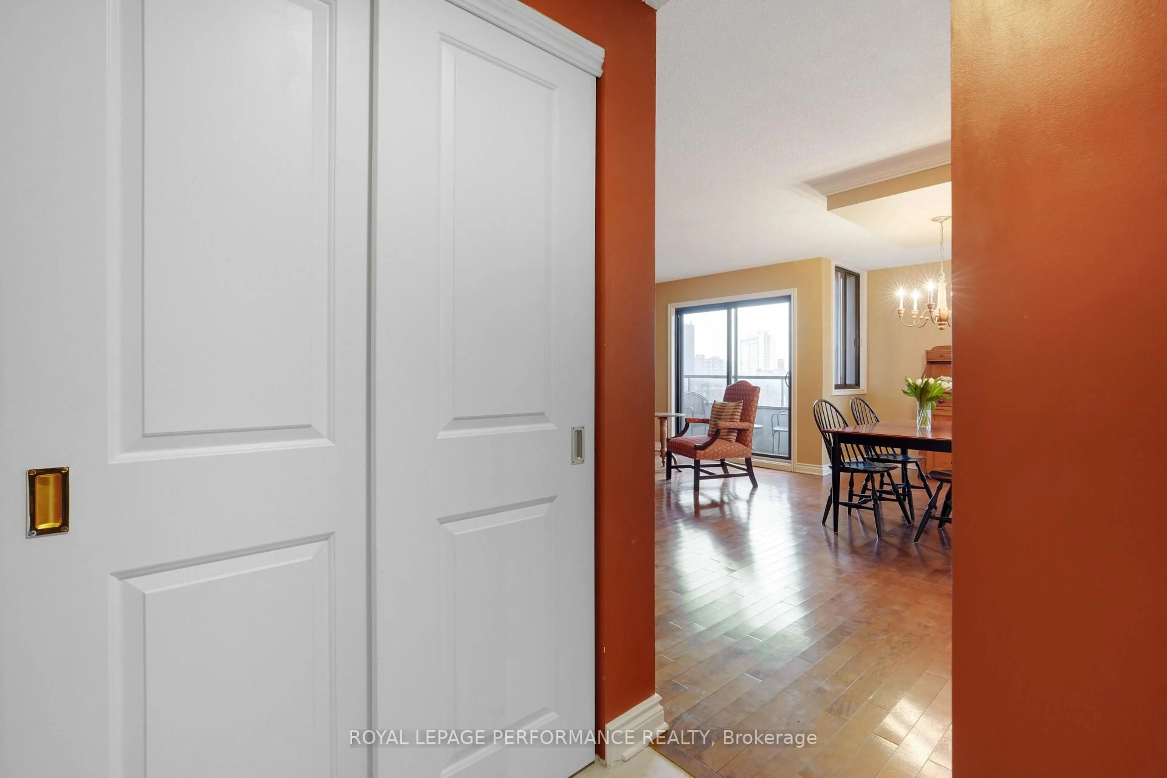 Indoor entryway for 333 Chapel St #704, Ottawa Ontario K1N 8Y8