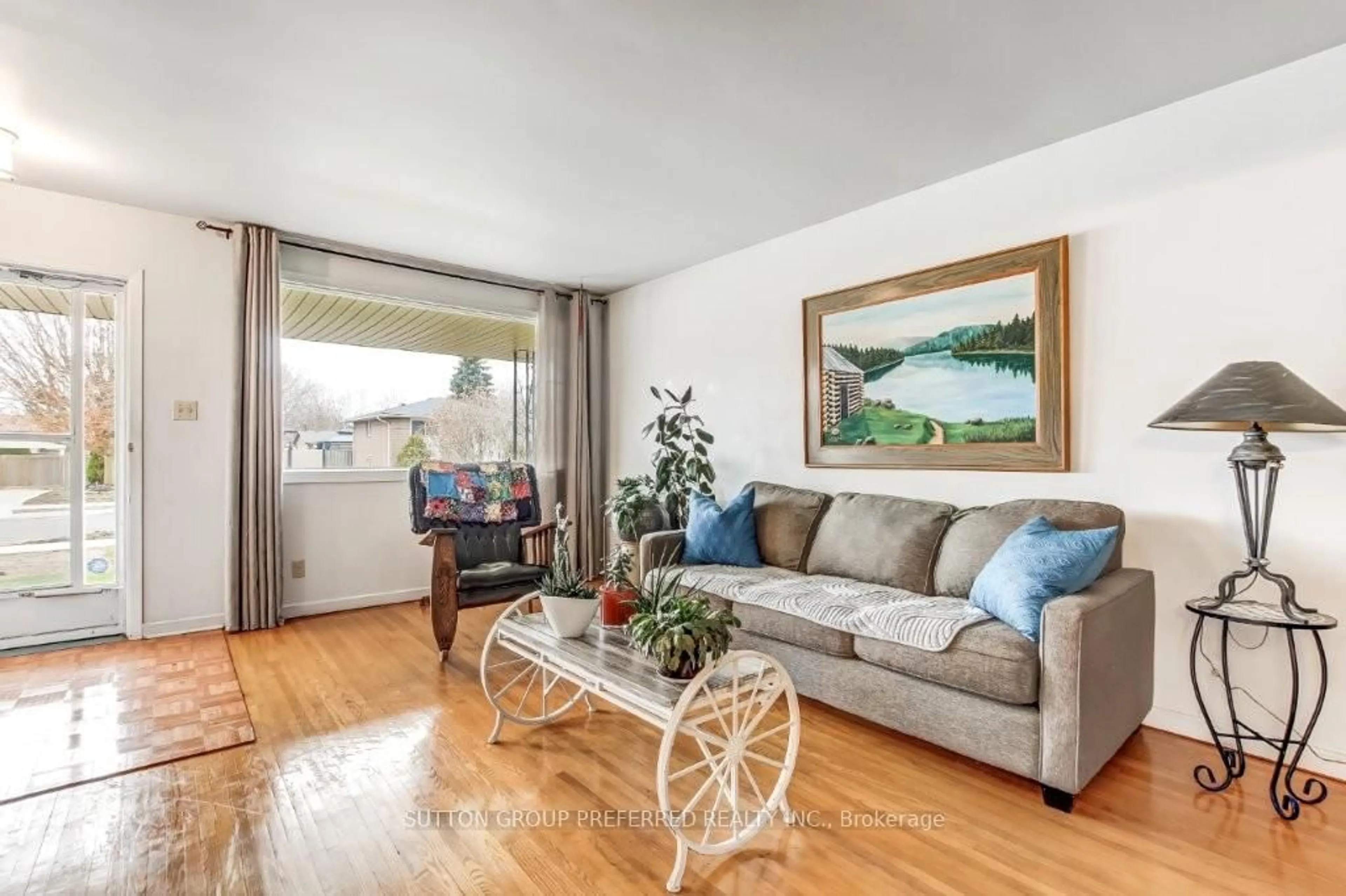 Living room with furniture, wood/laminate floor for 34 Wexford Ave, London East Ontario N5V 1L7