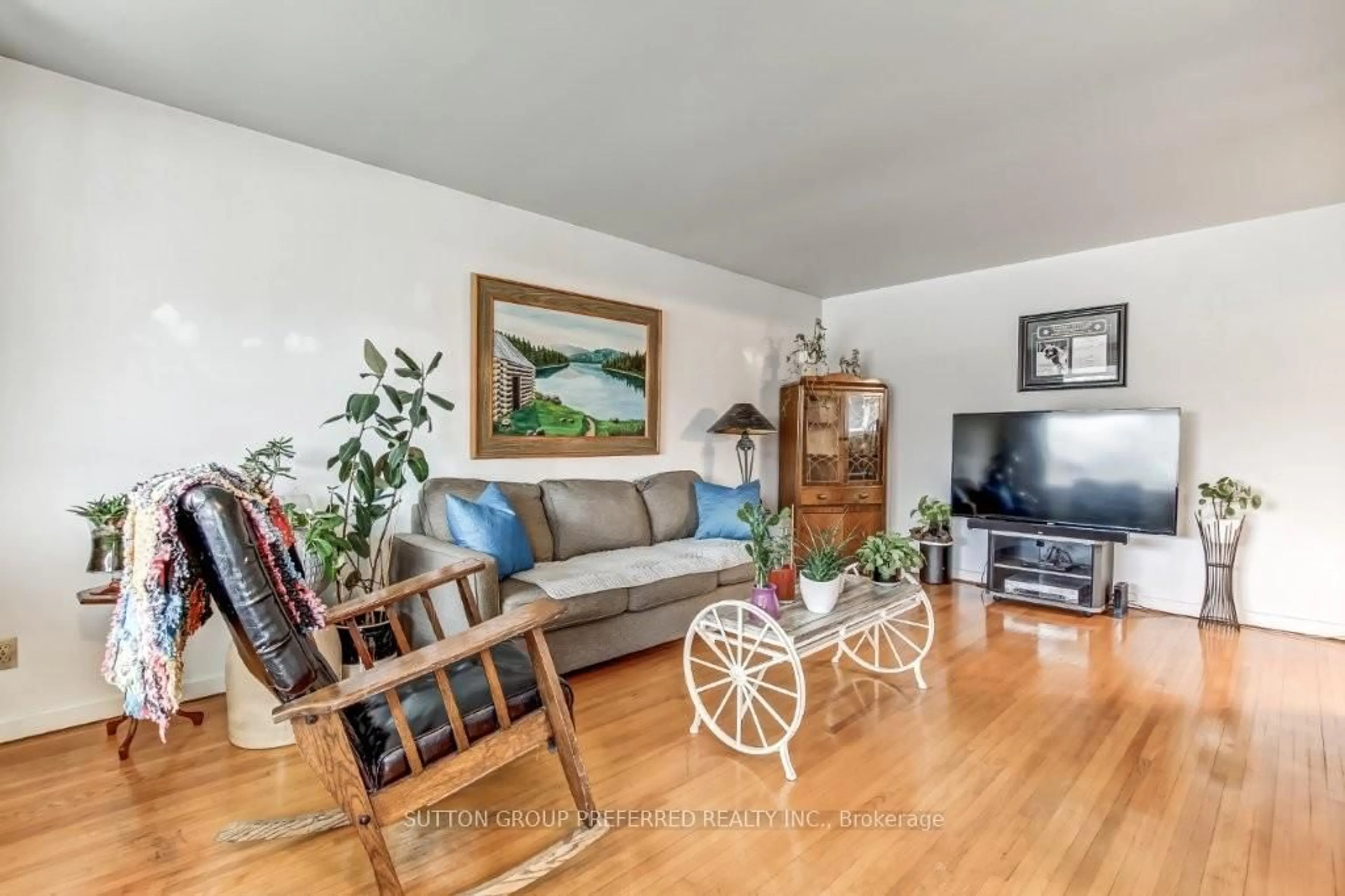Living room with furniture, wood/laminate floor for 34 Wexford Ave, London East Ontario N5V 1L7