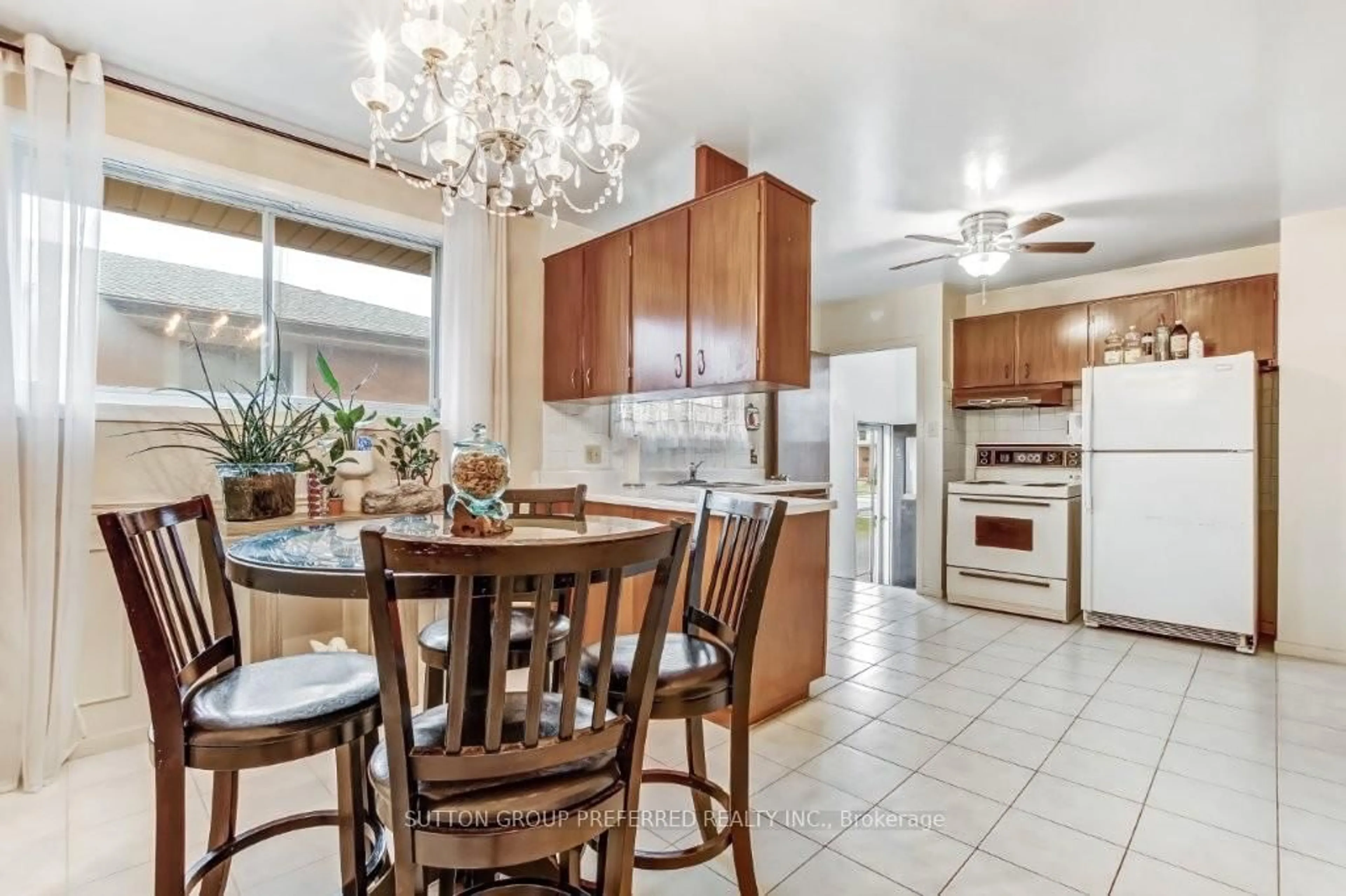 Open concept kitchen, ceramic/tile floor for 34 Wexford Ave, London East Ontario N5V 1L7
