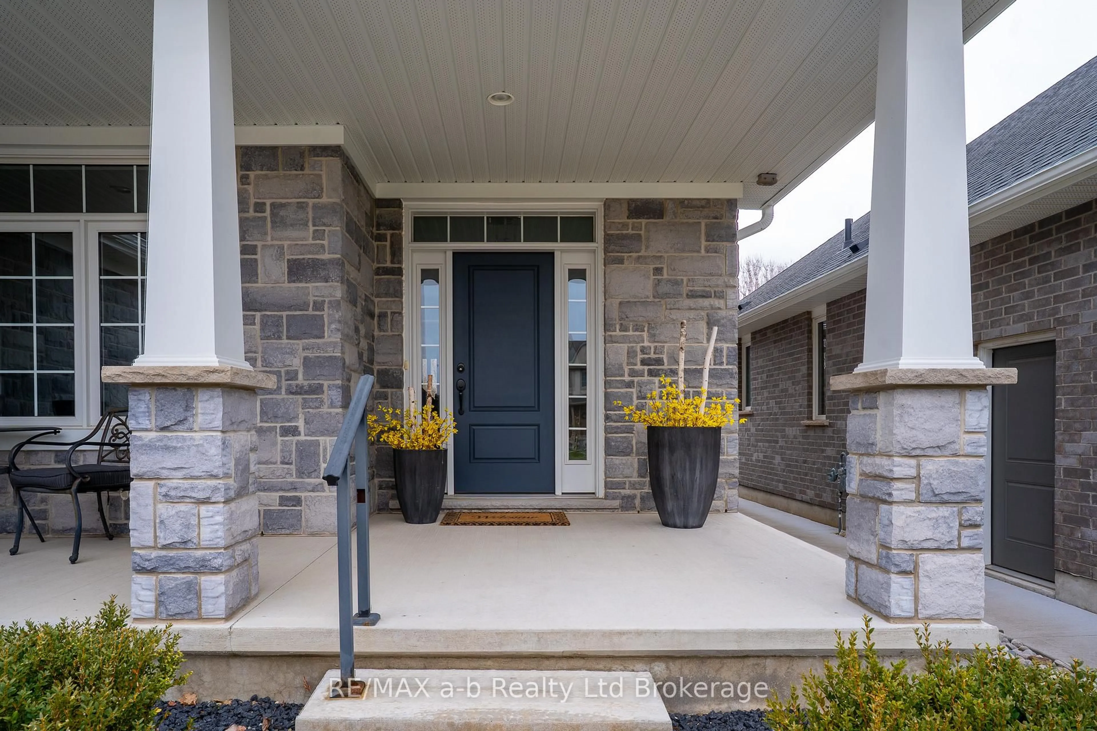 Indoor entryway for 30 Brookside Lane, Tillsonburg Ontario N4G 0A1
