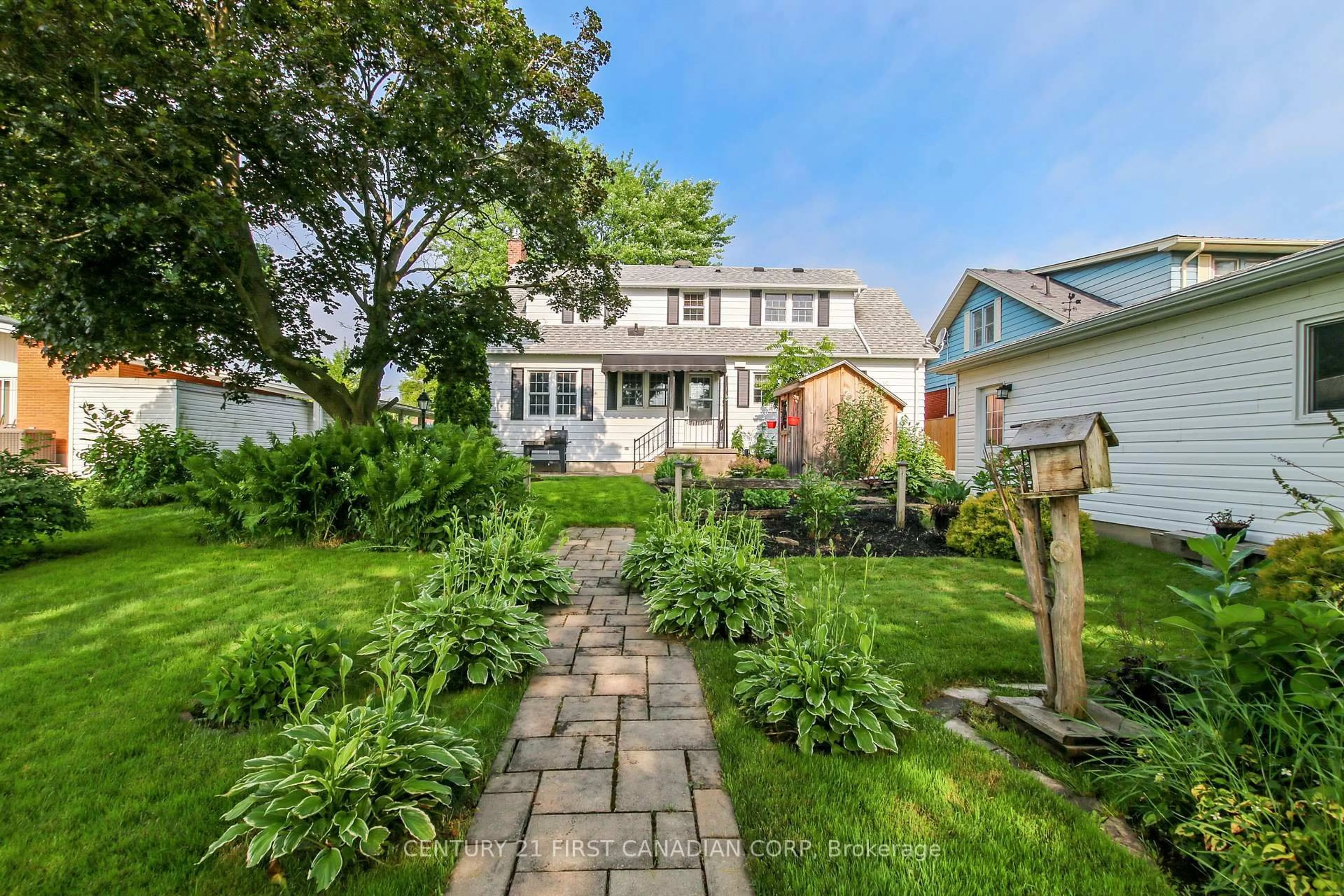 A pic from outside/outdoor area/front of a property/back of a property/a pic from drone, street for 26 Grand Ave, Chatham-Kent Ontario N8A 4J9