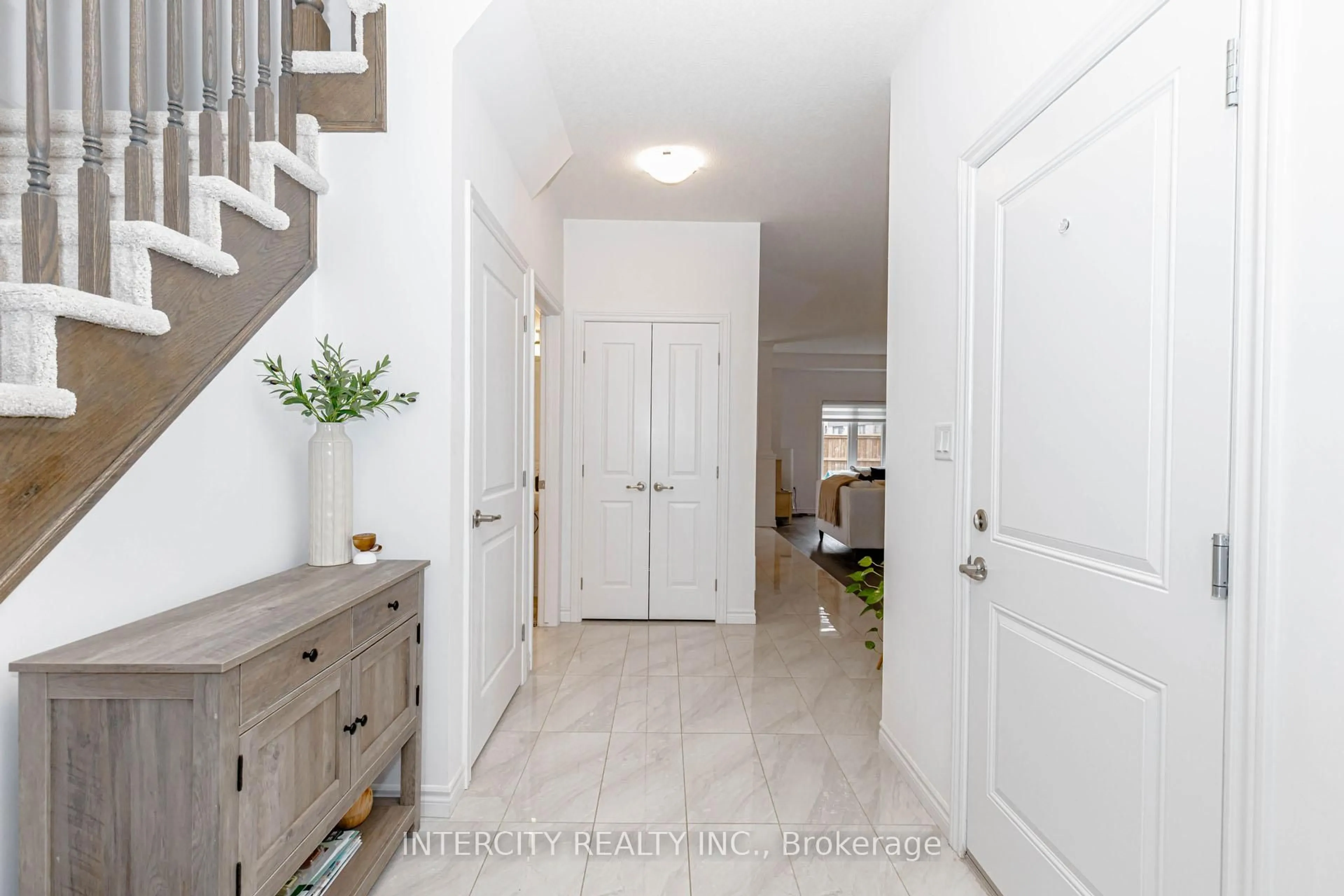 Indoor entryway for 4 Elkington Lane, Brantford Ontario N3T 0T5