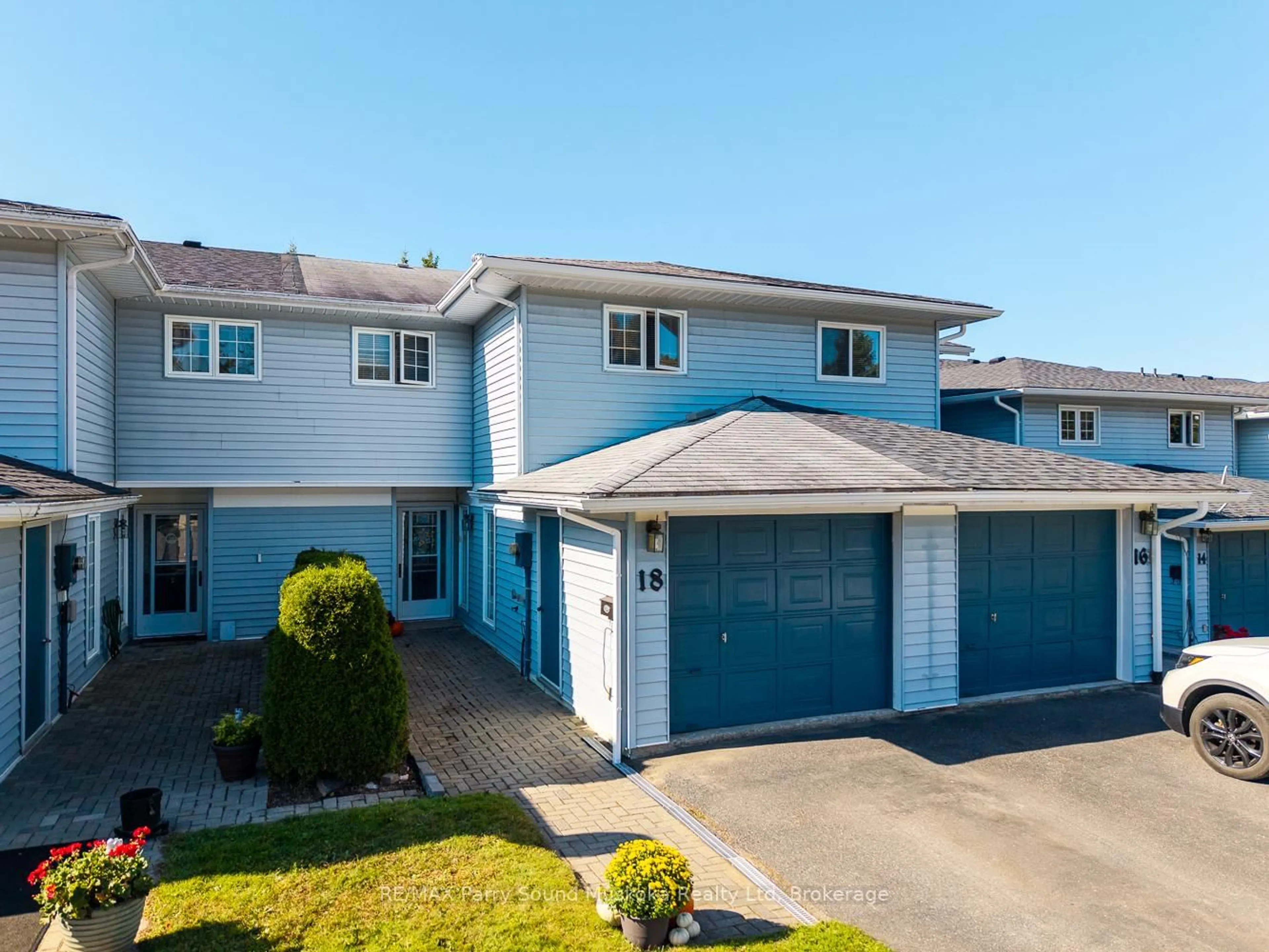 A pic from outside/outdoor area/front of a property/back of a property/a pic from drone, street for 18 Georgian Bay Ave, Parry Sound Ontario P2A 3B2