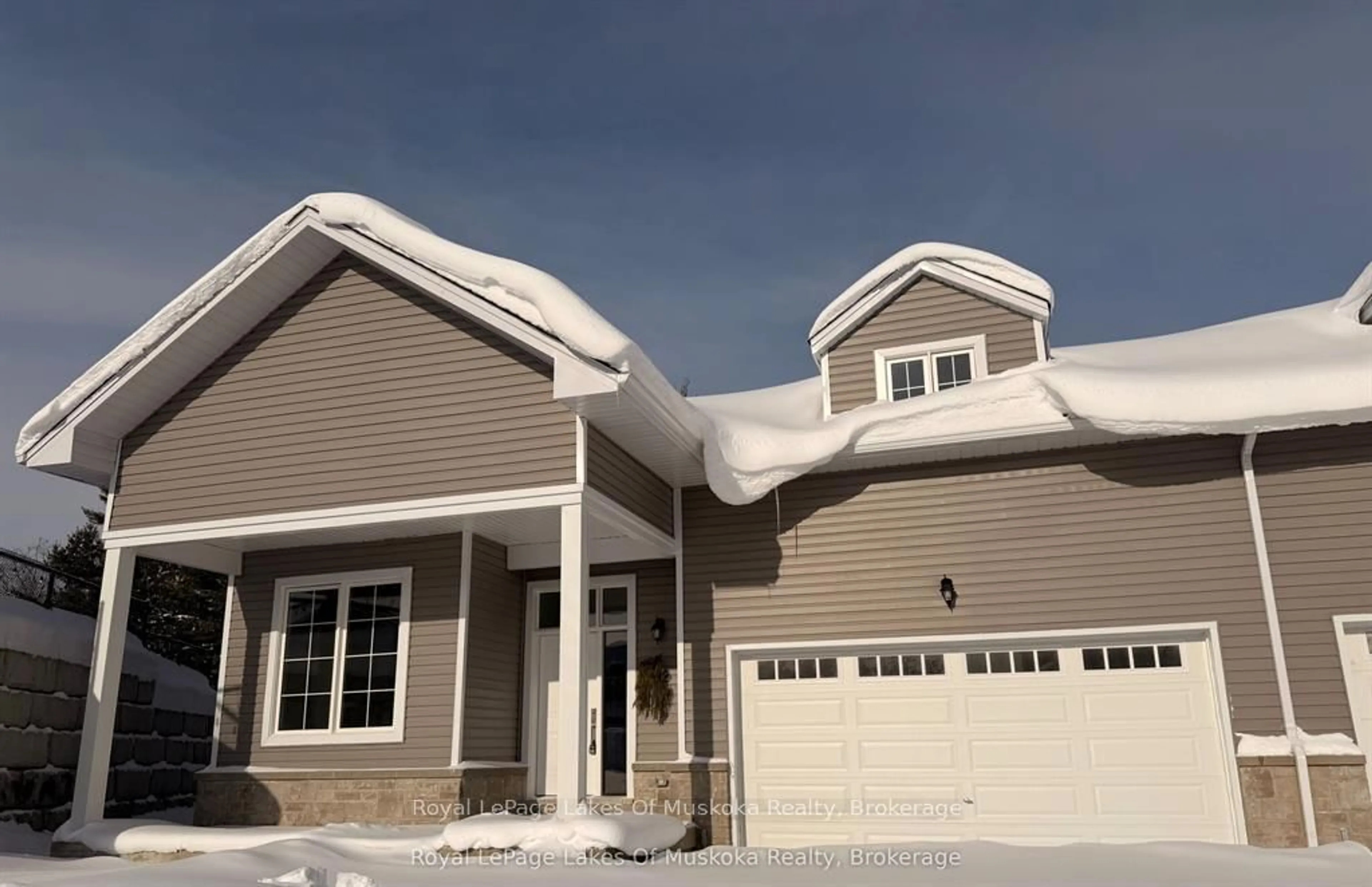 Home with vinyl exterior material, street for 2 Turnberry Crt, Bracebridge Ontario P1L 0N5