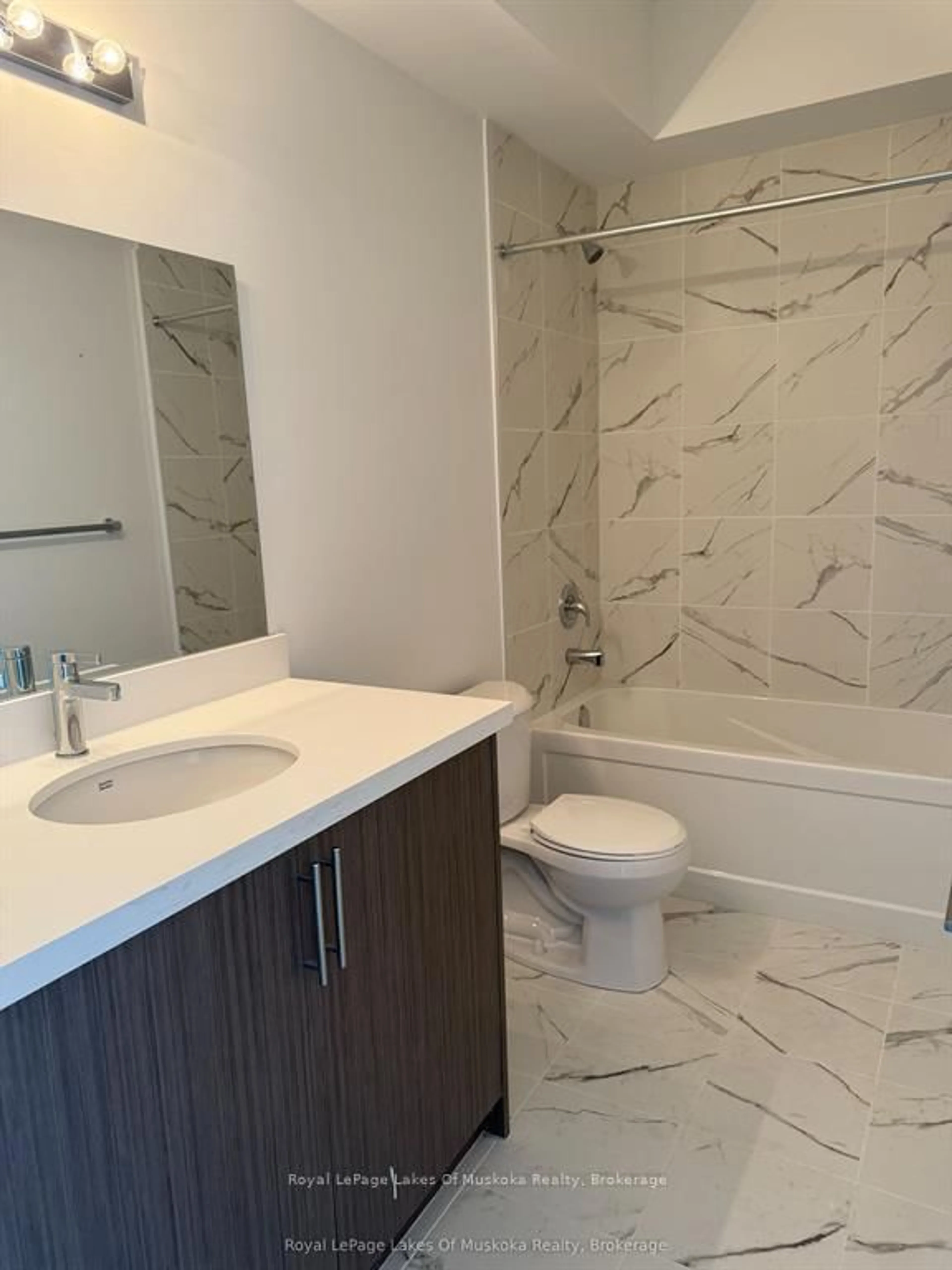 Standard bathroom, ceramic/tile floor for 2 Turnberry Crt, Bracebridge Ontario P1L 0N5