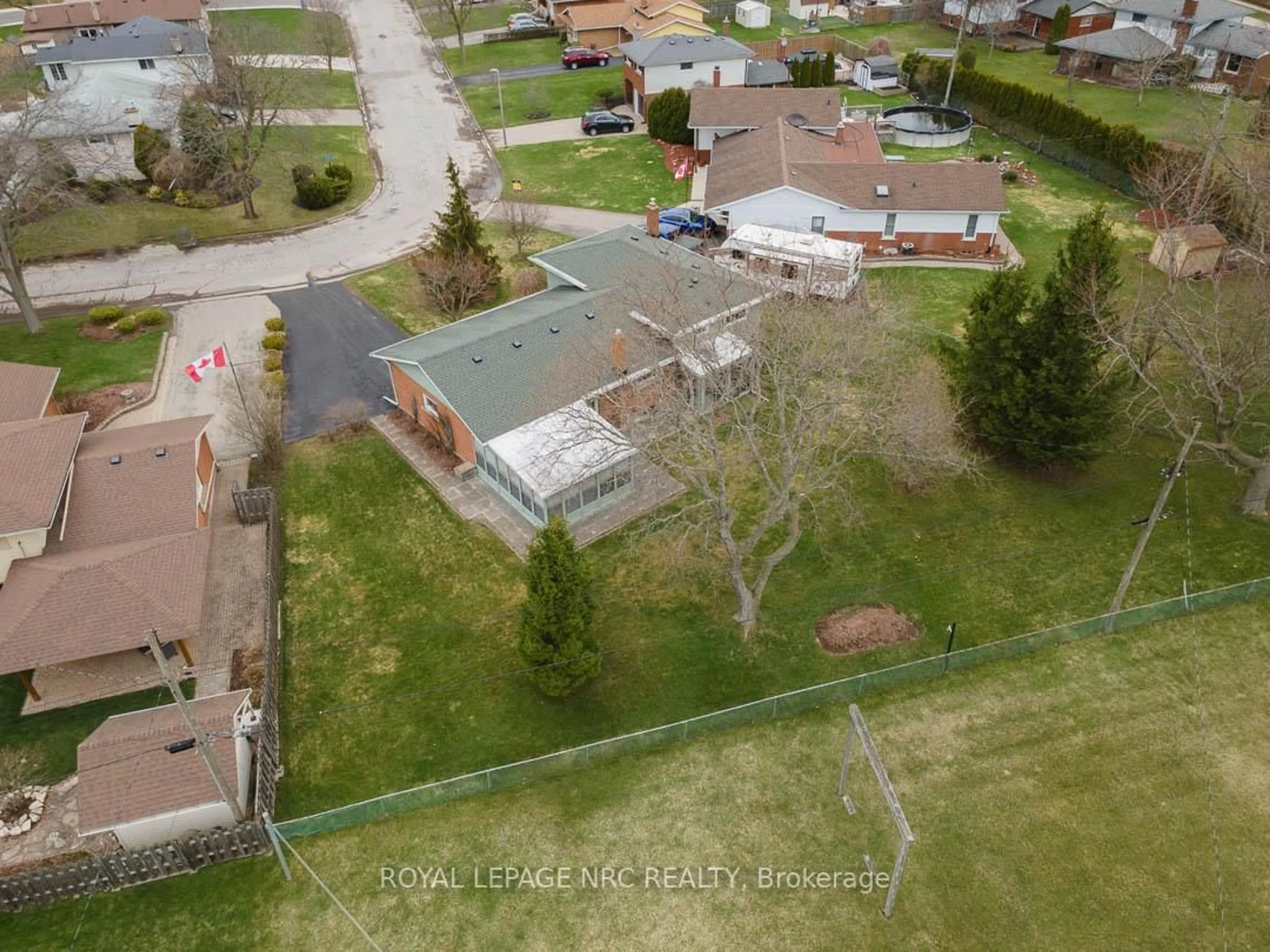 A pic from outside/outdoor area/front of a property/back of a property/a pic from drone, street for 1 Heather Crt, Welland Ontario L3C 4P6