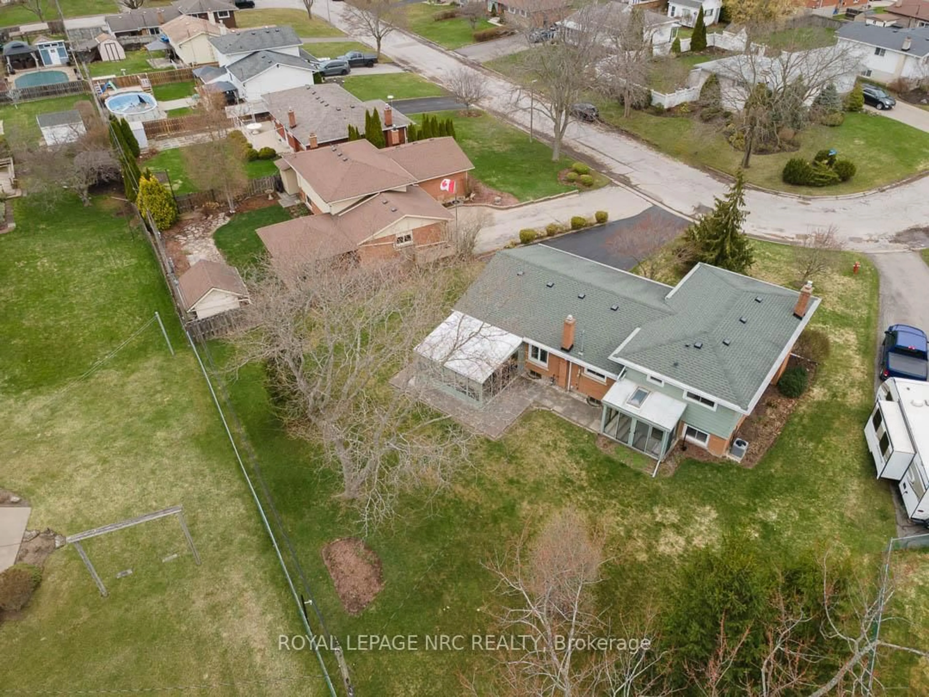 A pic from outside/outdoor area/front of a property/back of a property/a pic from drone, street for 1 Heather Crt, Welland Ontario L3C 4P6