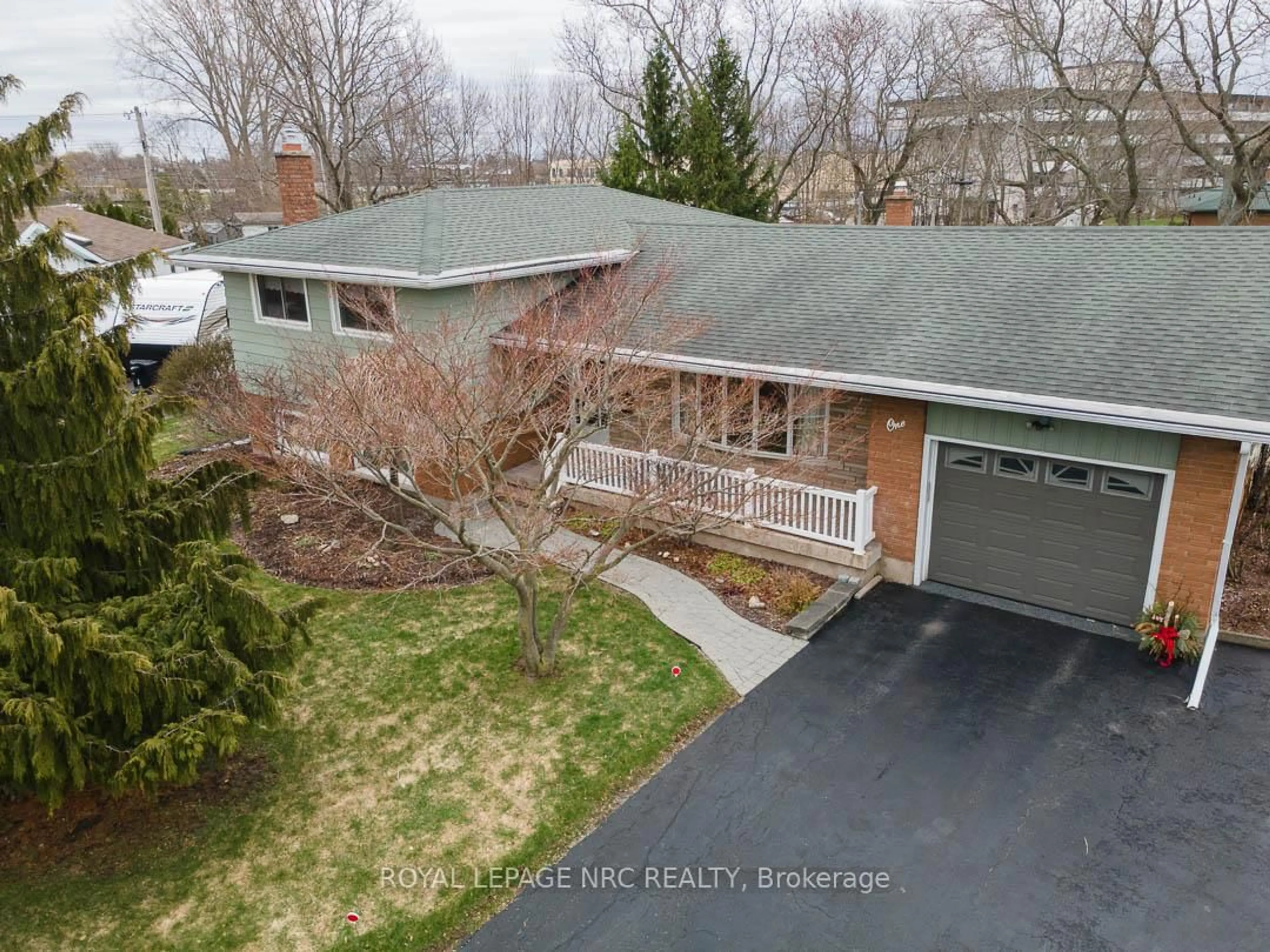 A pic from outside/outdoor area/front of a property/back of a property/a pic from drone, street for 1 Heather Crt, Welland Ontario L3C 4P6