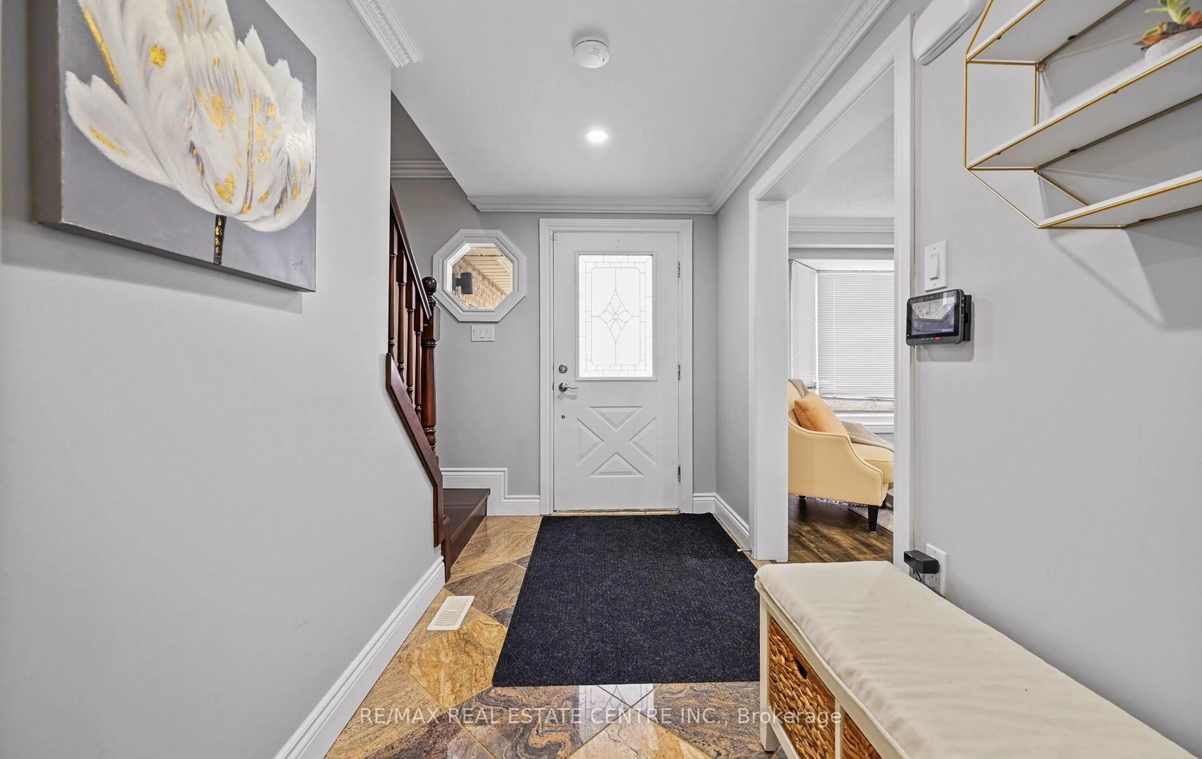 Indoor entryway for 84 Viscount Rd, Brantford Ontario N3P 1Y7