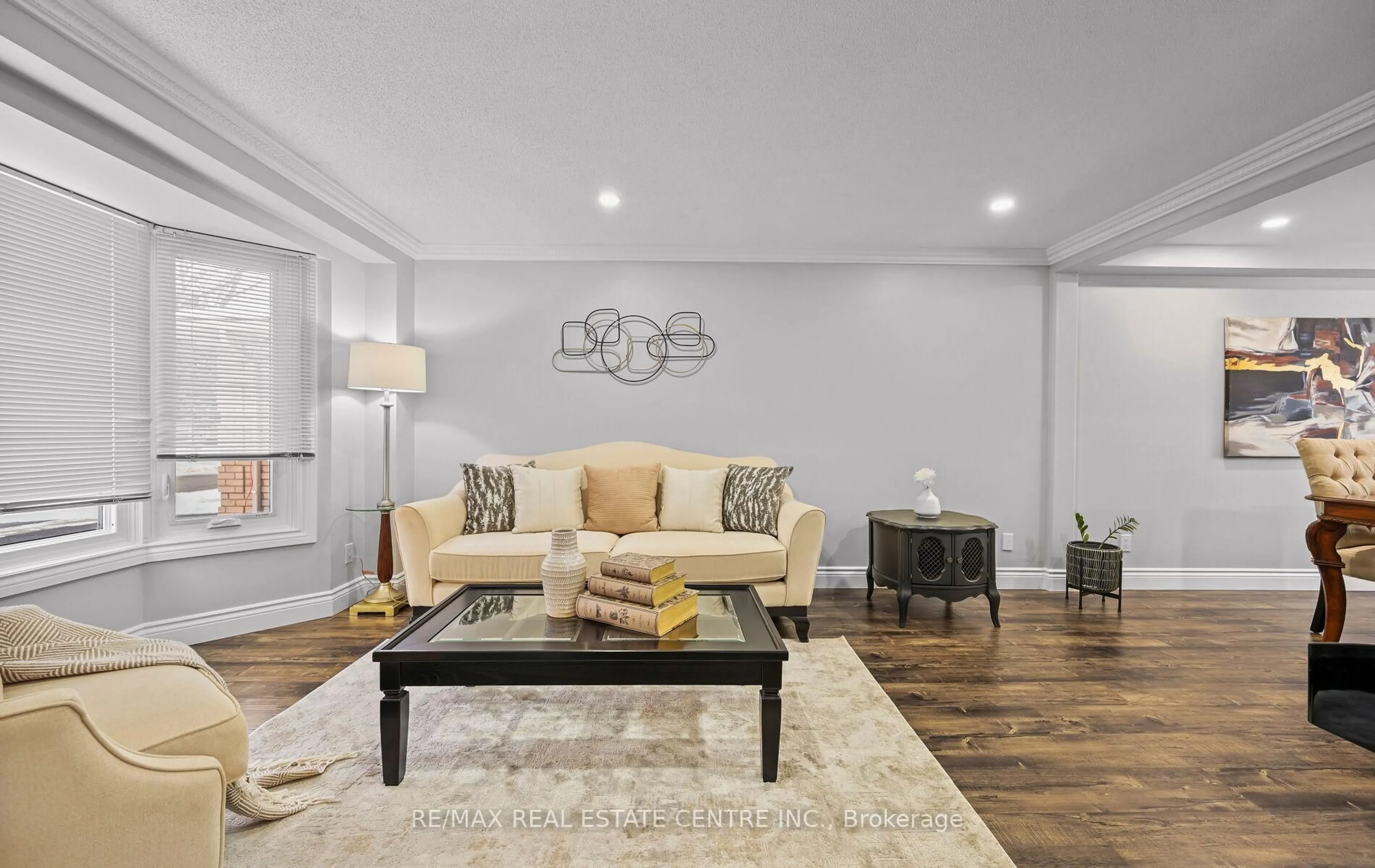 Living room with furniture, unknown for 84 Viscount Rd, Brantford Ontario N3P 1Y7