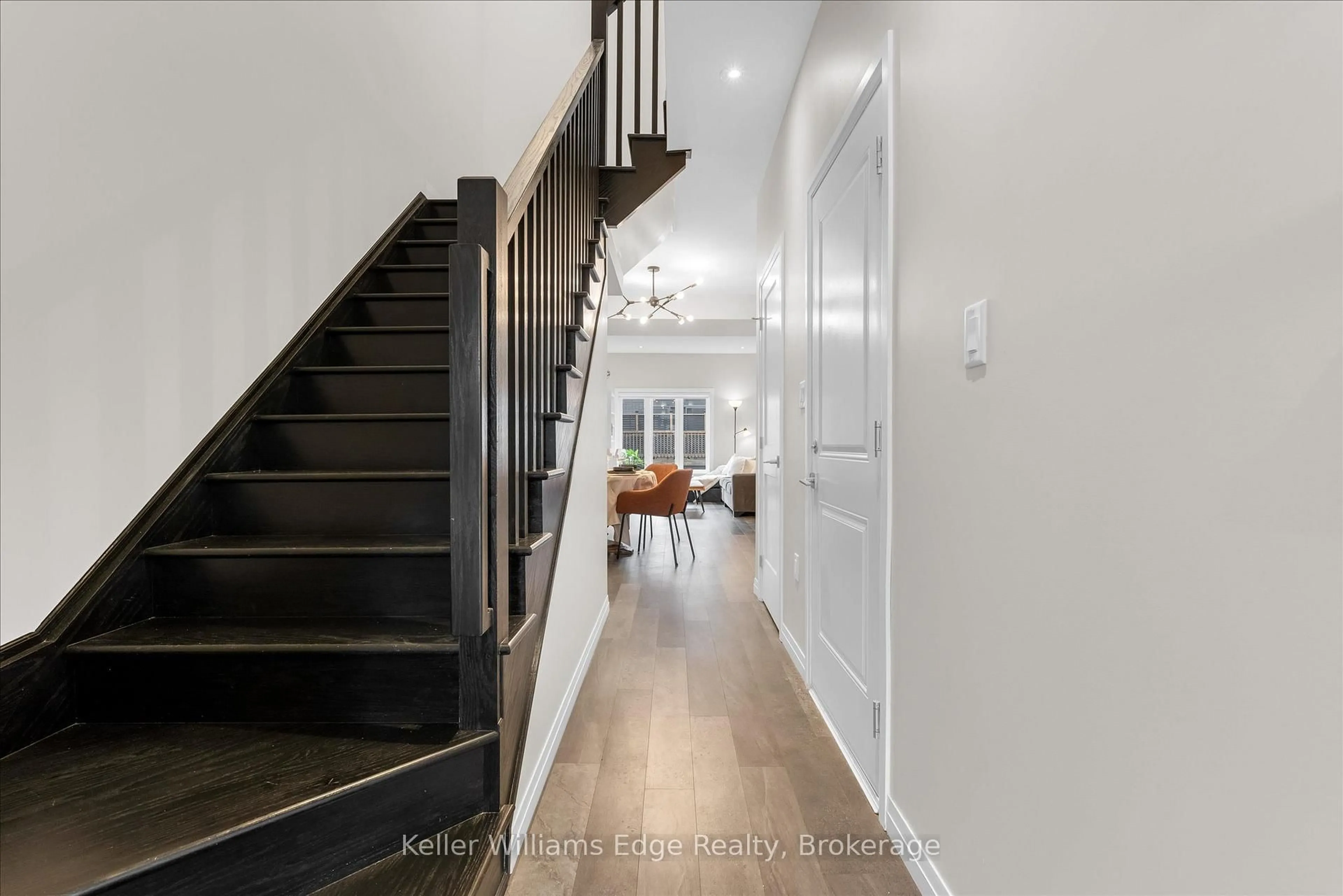 Indoor entryway for 90 Soho St, Hamilton Ontario L8J 0L4