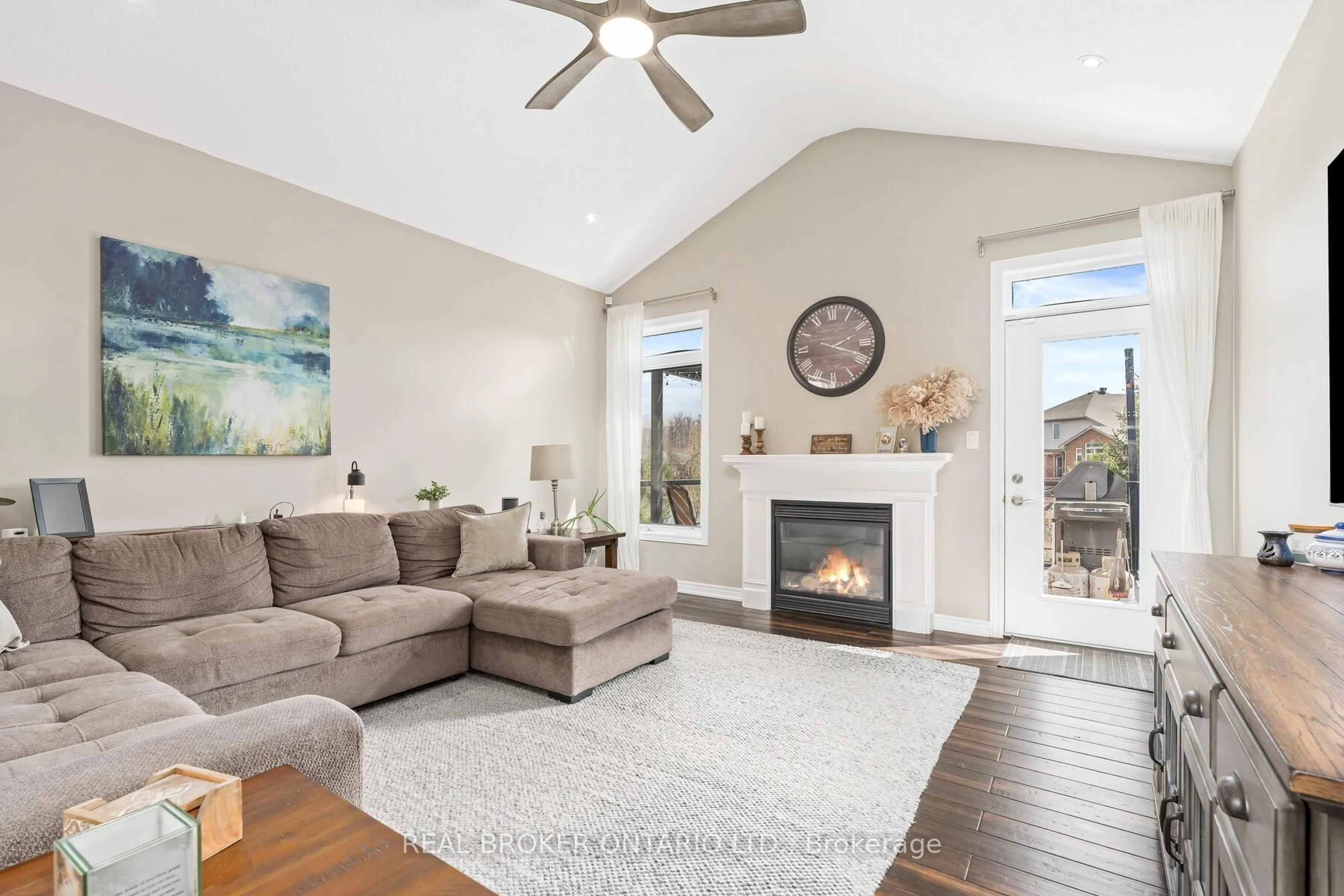 Living room with furniture, unknown for 113 Hayward Crt, Guelph/Eramosa Ontario N0B 2K0