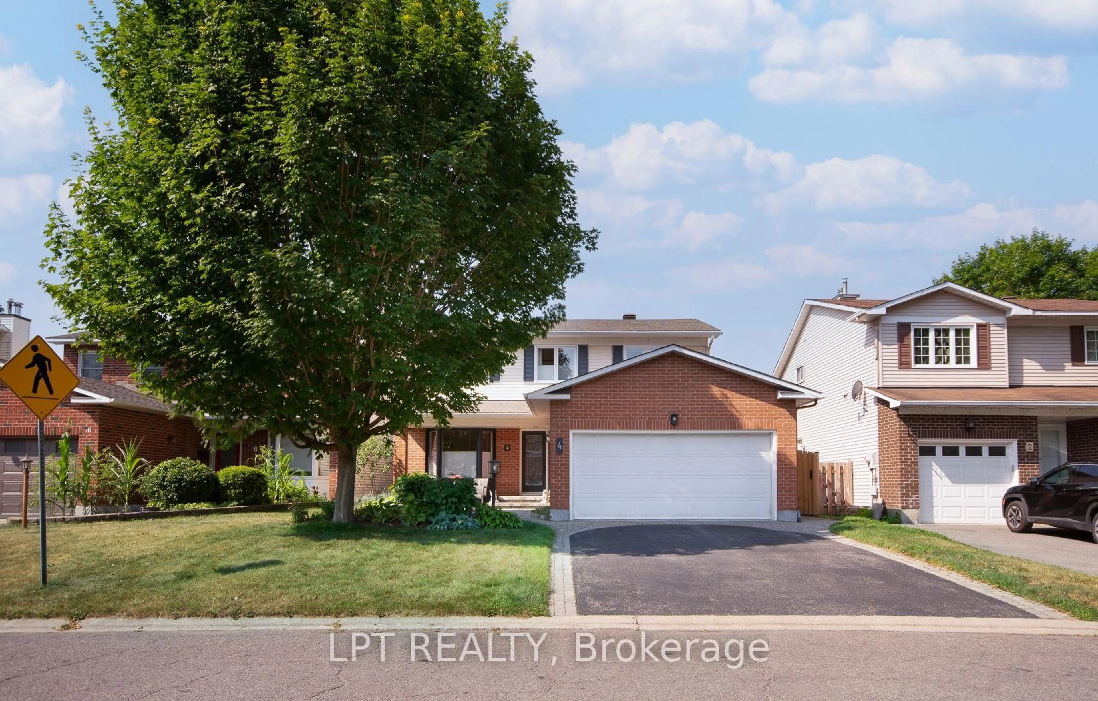 A pic from outside/outdoor area/front of a property/back of a property/a pic from drone, street for 4 Drainie Dr, Ottawa Ontario K2L 3J5