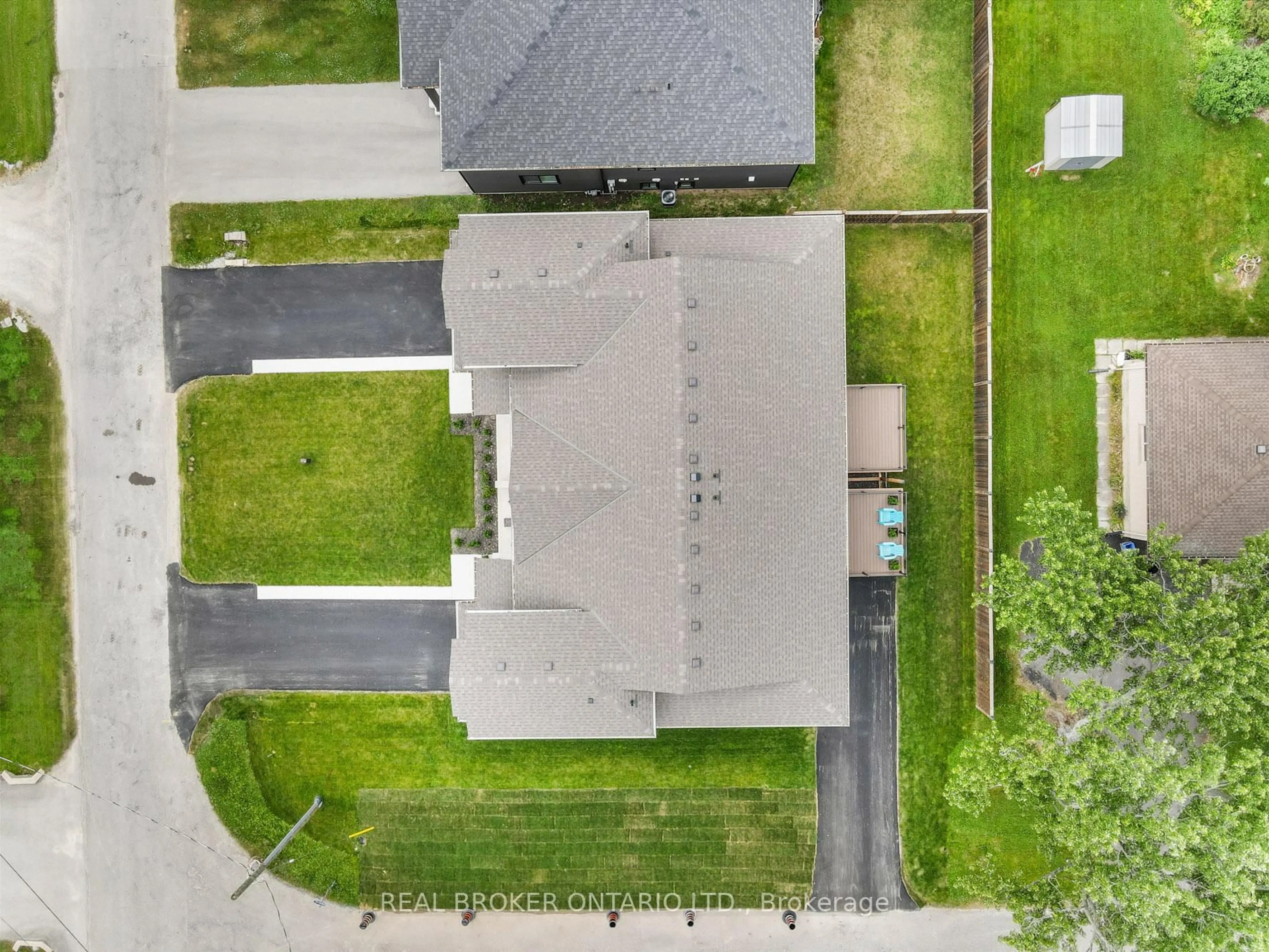A pic from outside/outdoor area/front of a property/back of a property/a pic from drone, street for 44 Topham Blvd, Welland Ontario L3C 3G2