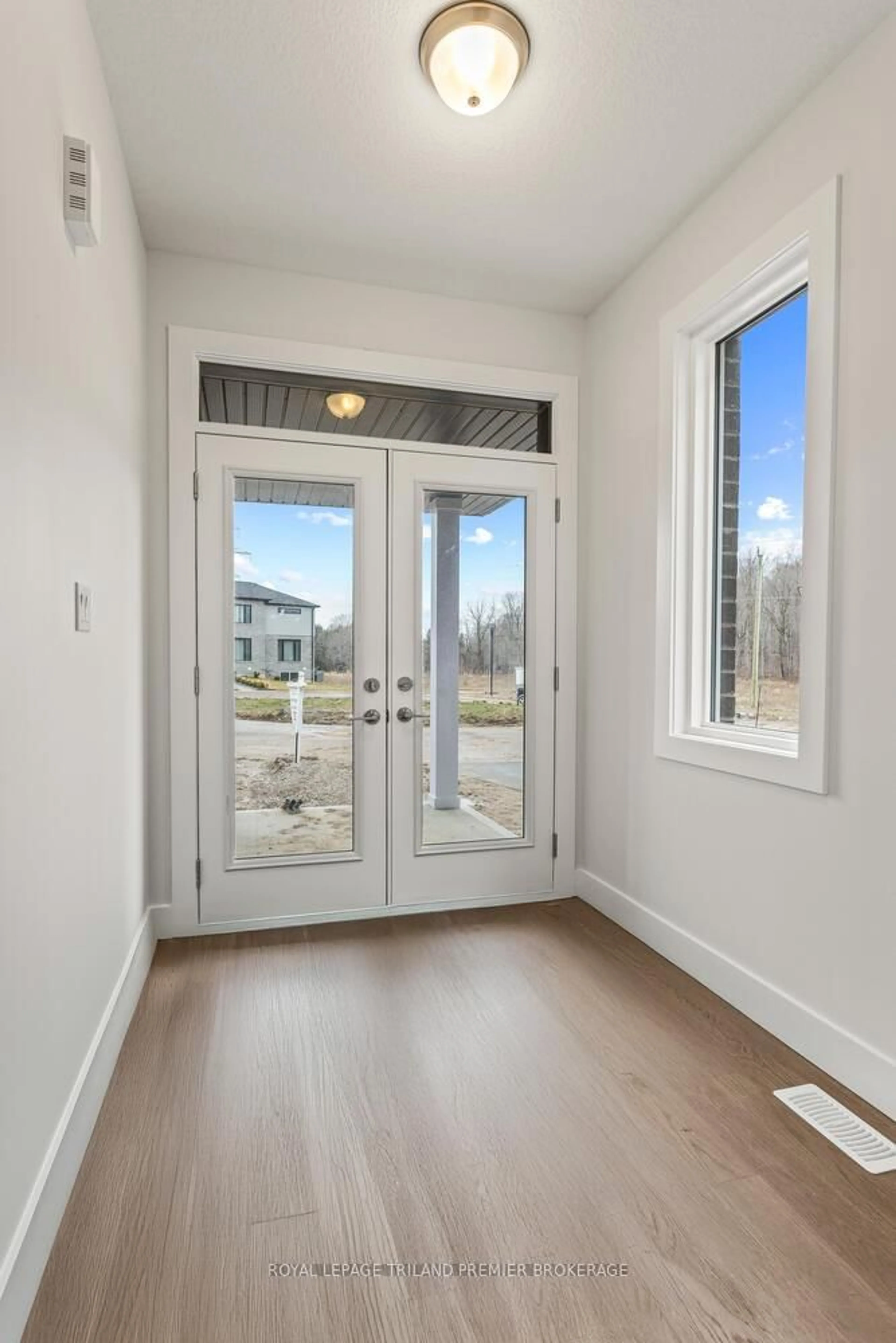 Indoor entryway for 2698 BOBOLINK Lane, London South Ontario N6M 0J9