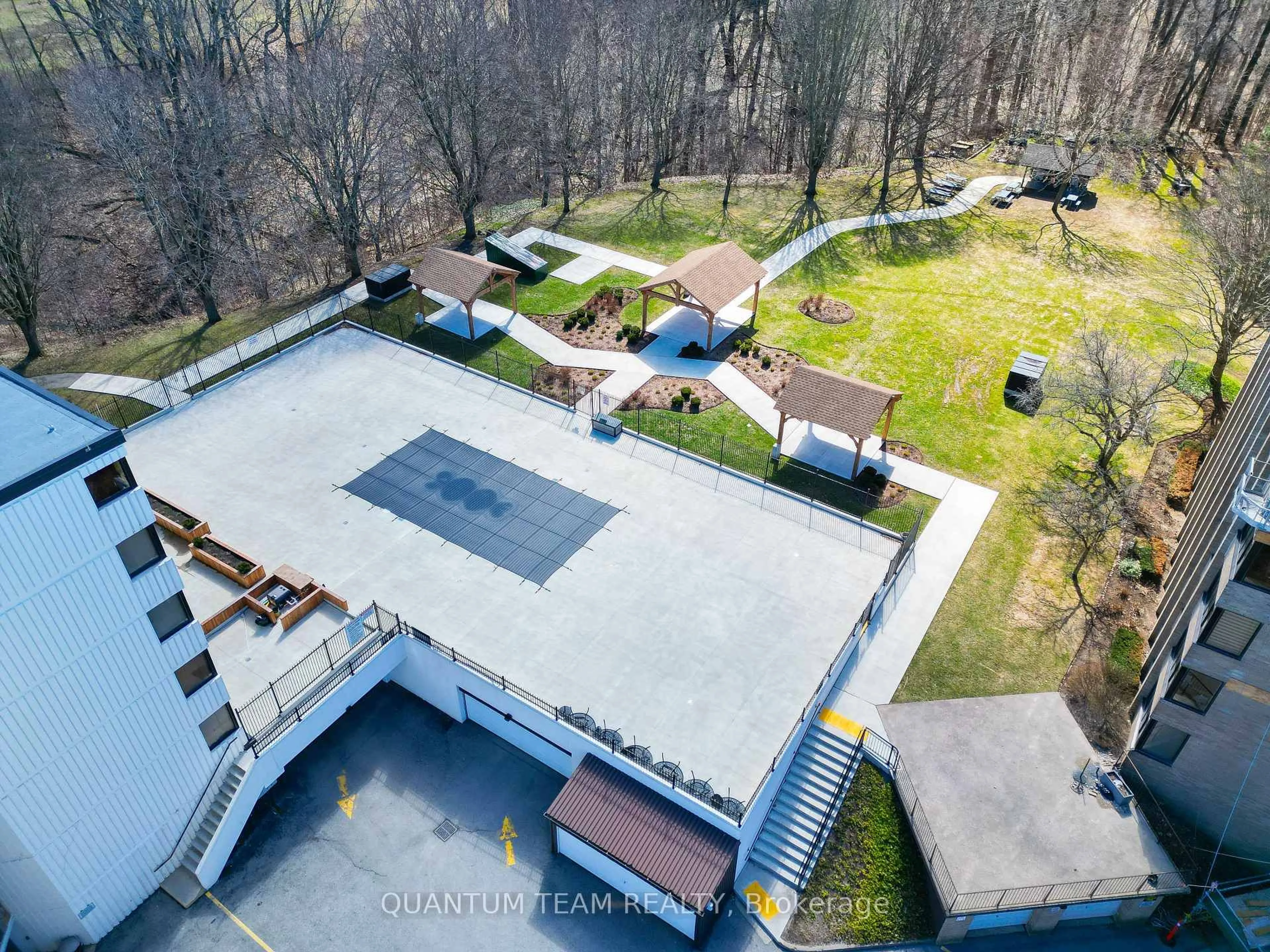 A pic from outside/outdoor area/front of a property/back of a property/a pic from drone, building for 190 HWY 20 W #409A, Pelham Ontario L3E 0V6