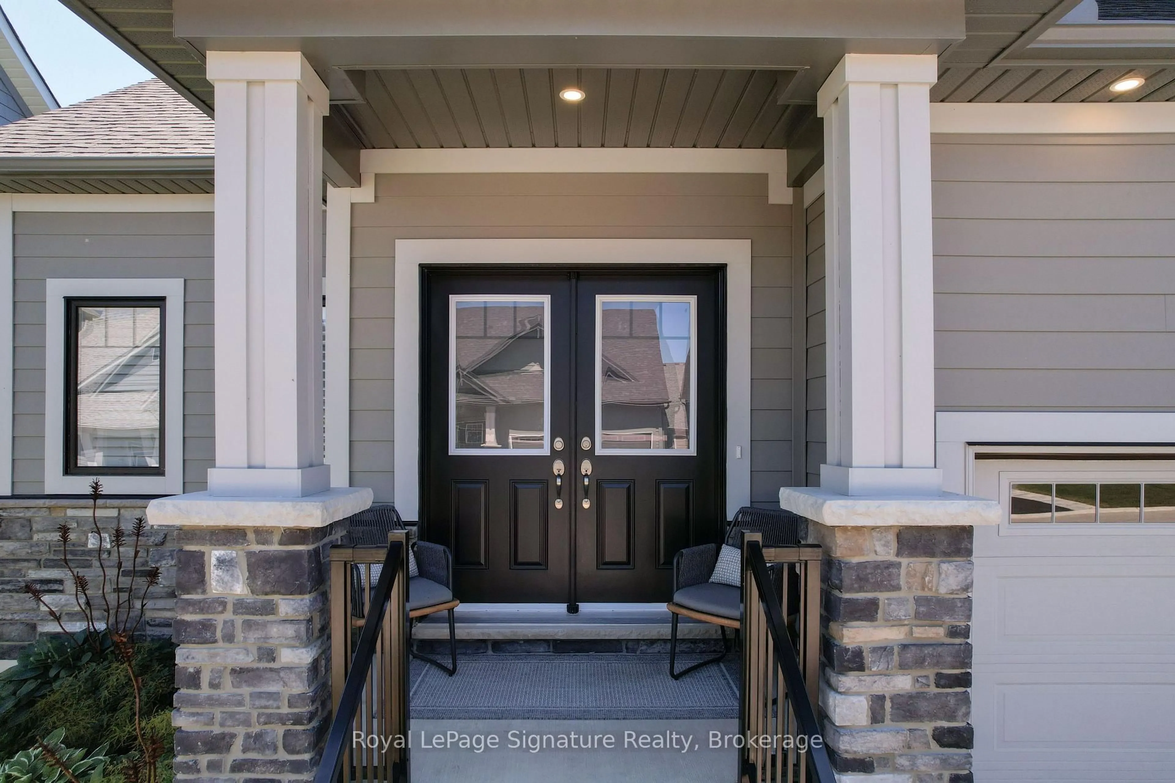 Indoor entryway for 104 CLIPPERS Lane, Blue Mountains Ontario N0H 2P0
