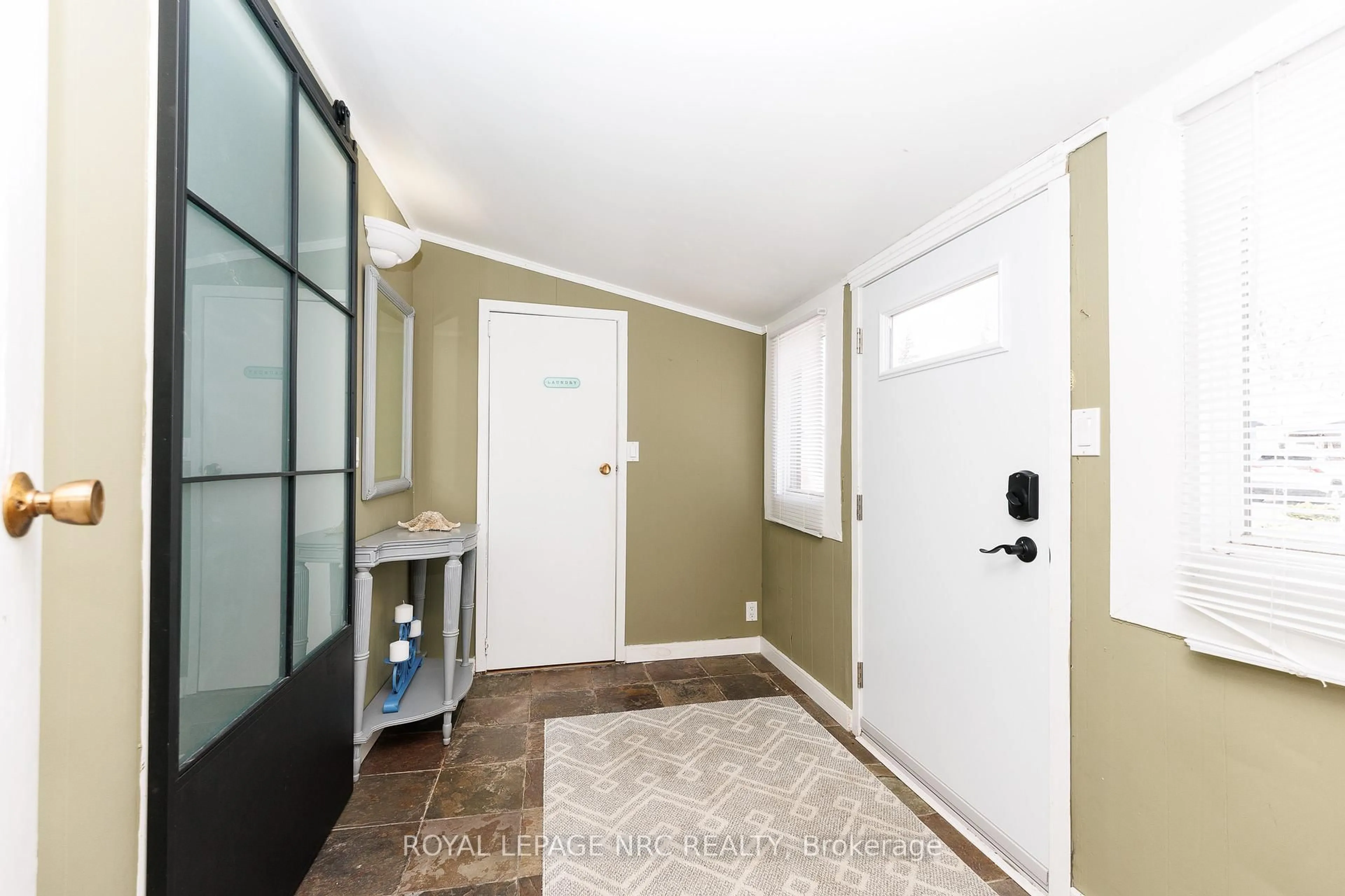 Indoor entryway for 15 Loomis Cres, Fort Erie Ontario L0S 1B0