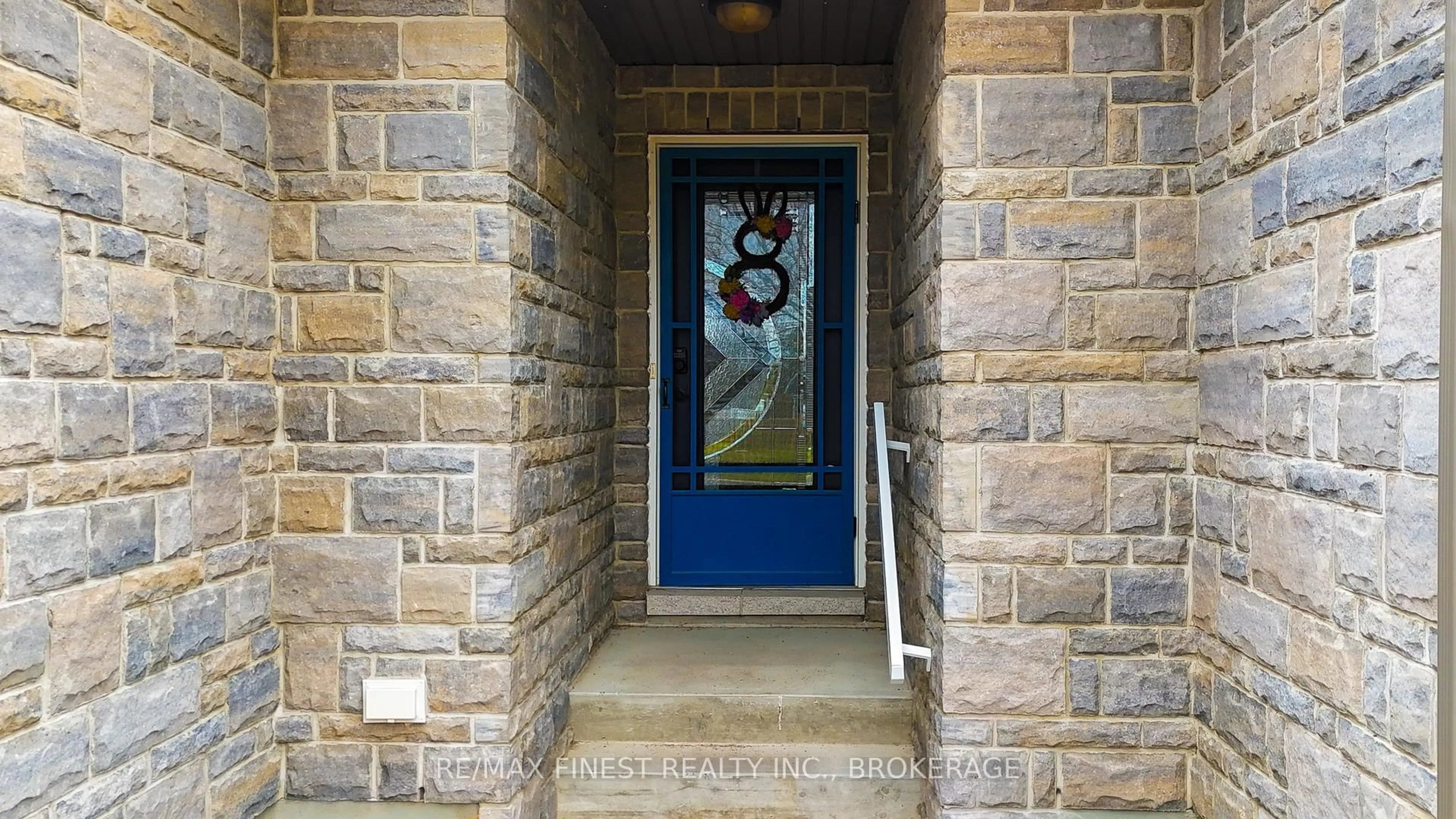 Indoor entryway for 23 Creighton Dr, Bissett Creek Ontario K0H 2H0