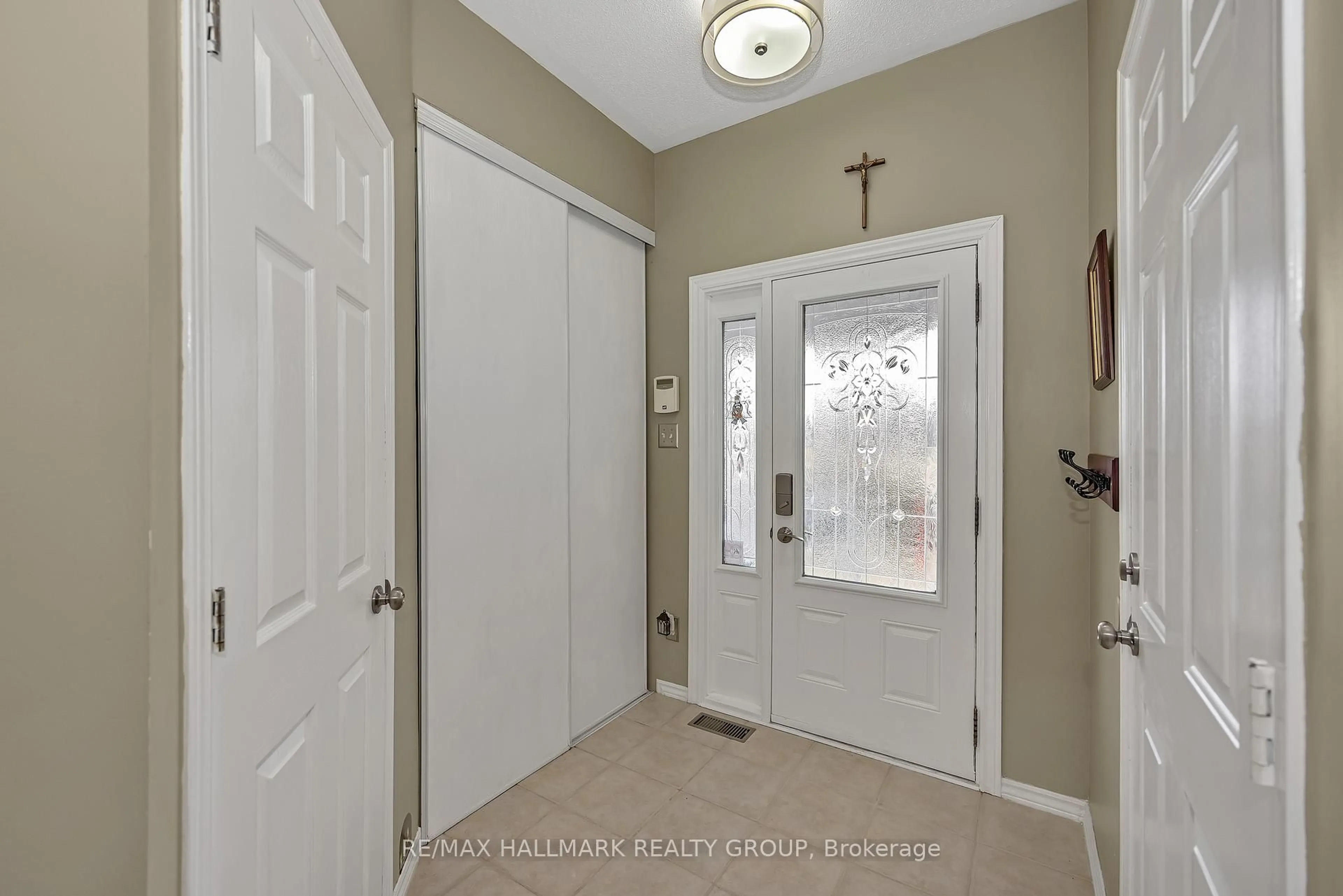 Indoor entryway for 1614 Varennes Blvd, Ottawa Ontario K4A 3Z8