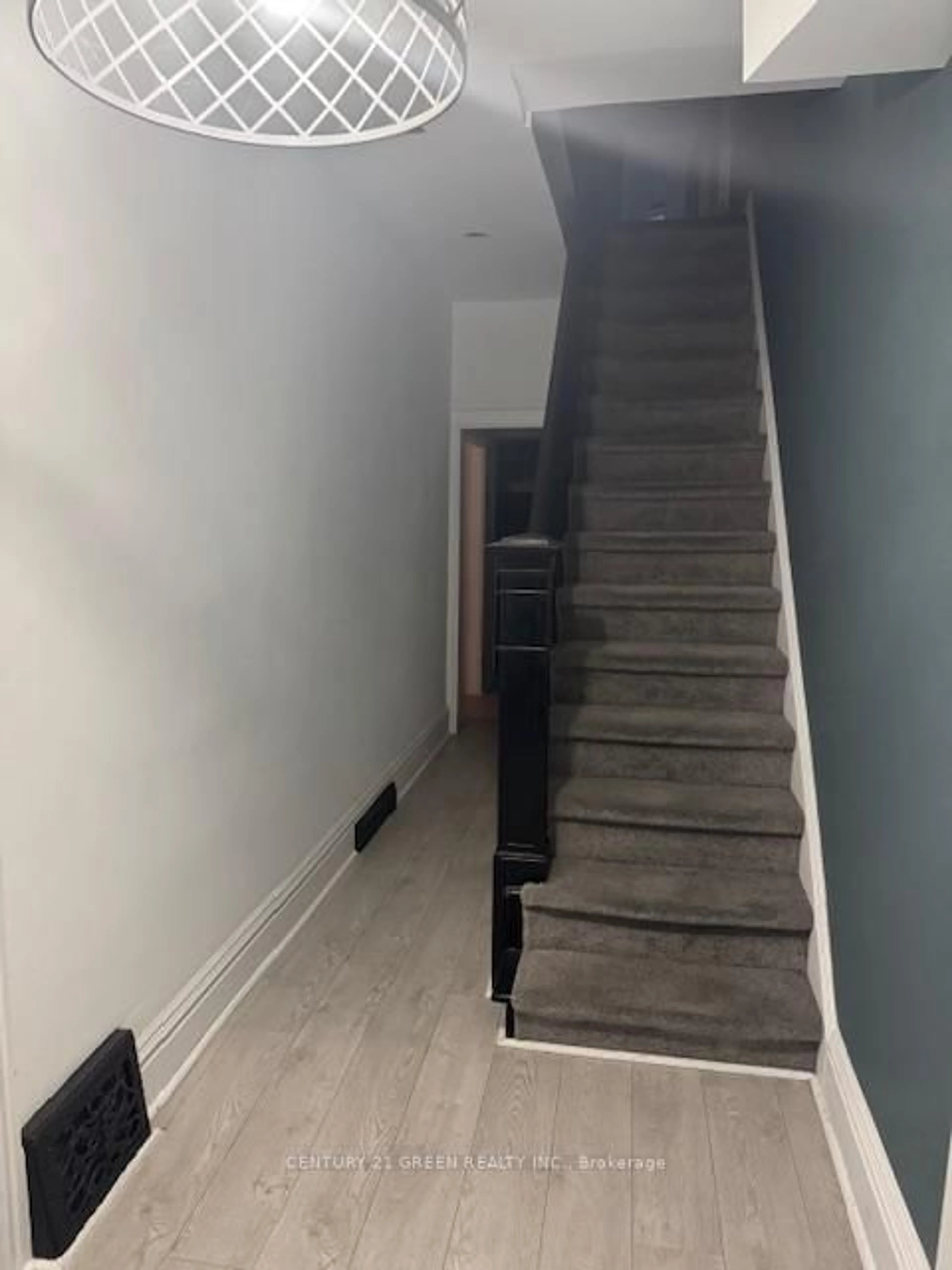 Stairs for 37 Gladstone Ave, Hamilton Ontario L8M 2H7