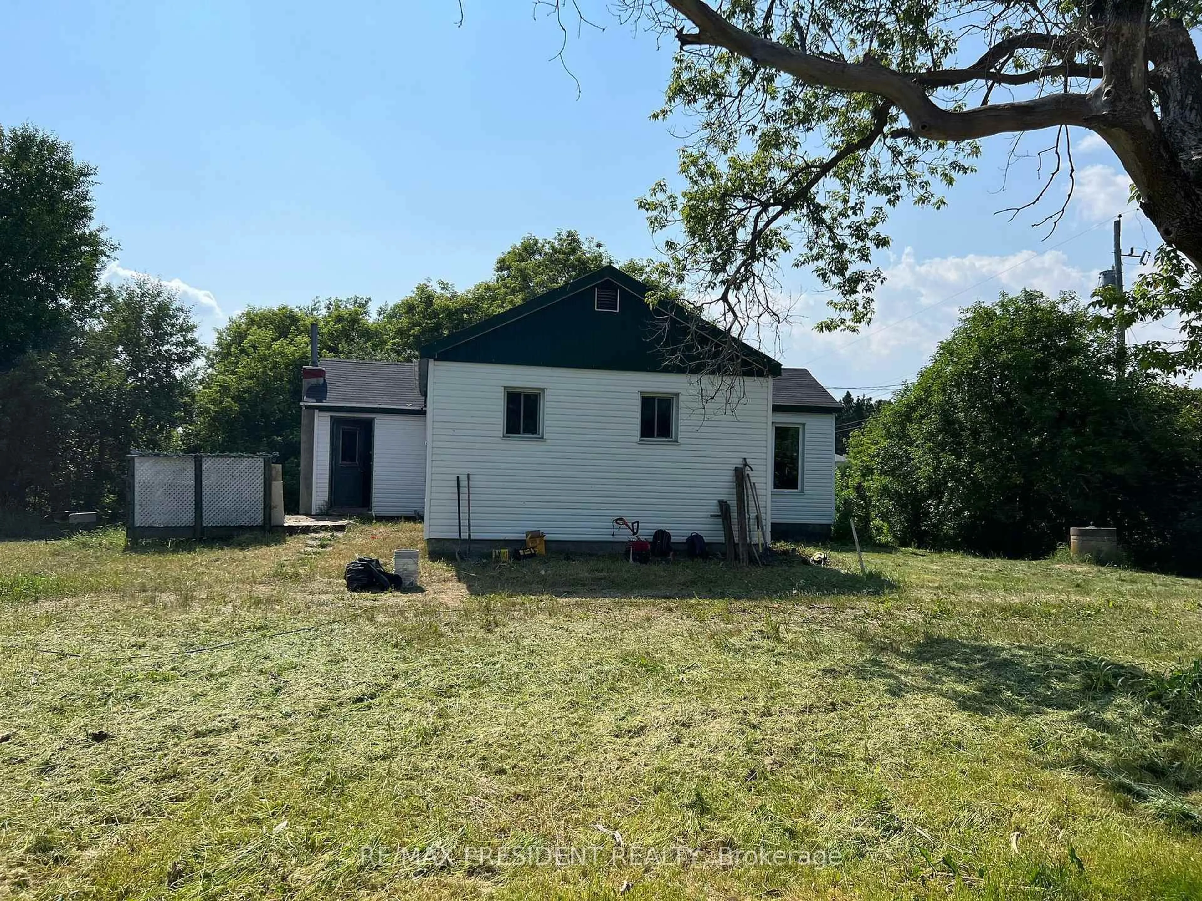 Shed for 1945 Vermillion Lake Rd Chelmsford, Greater Sudbury Ontario P0M 1L0