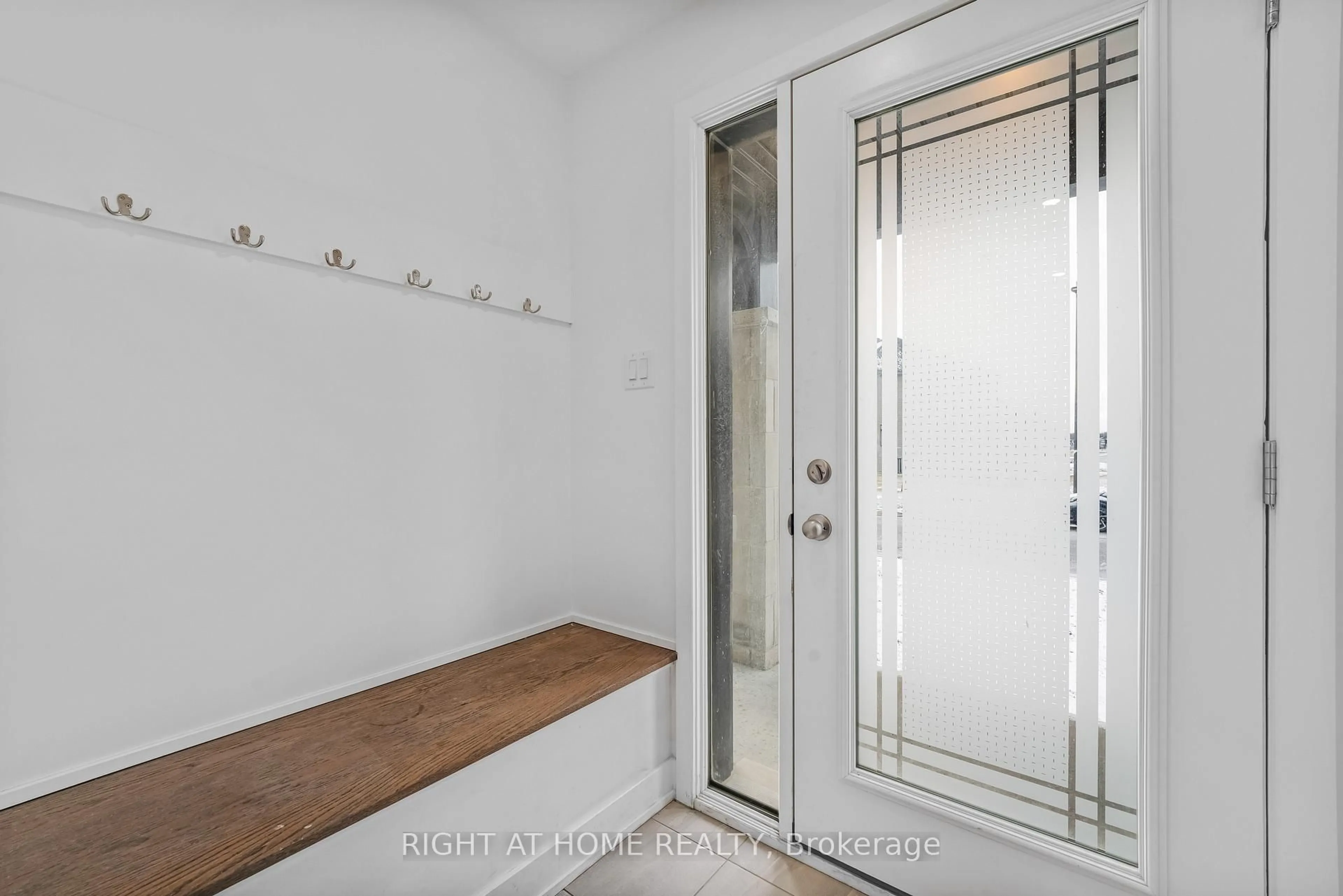 Indoor entryway for 556 Tahoe Hts, Ottawa Ontario K1T 0X5