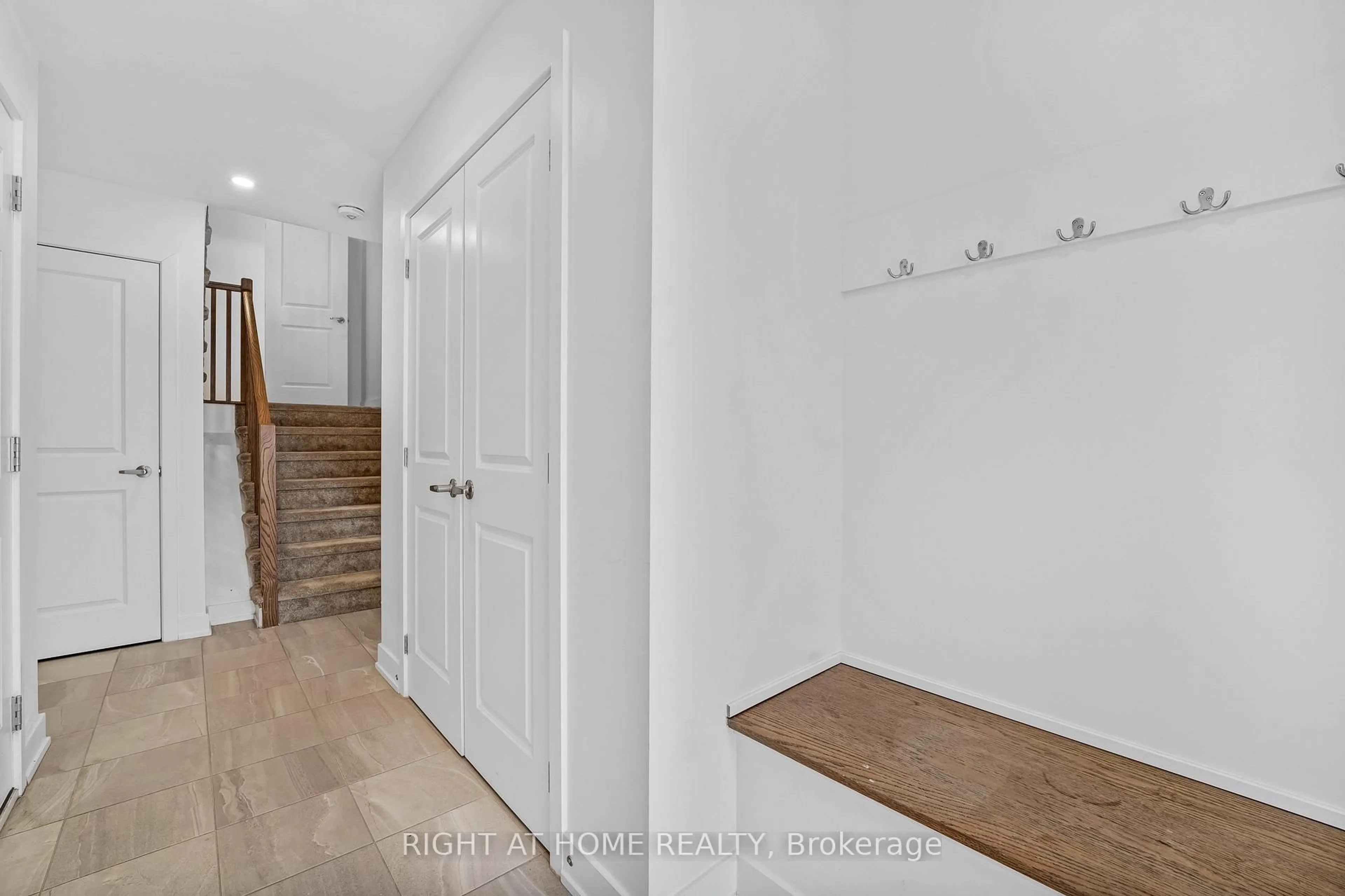 Indoor entryway for 556 Tahoe Hts, Ottawa Ontario K1T 0X5