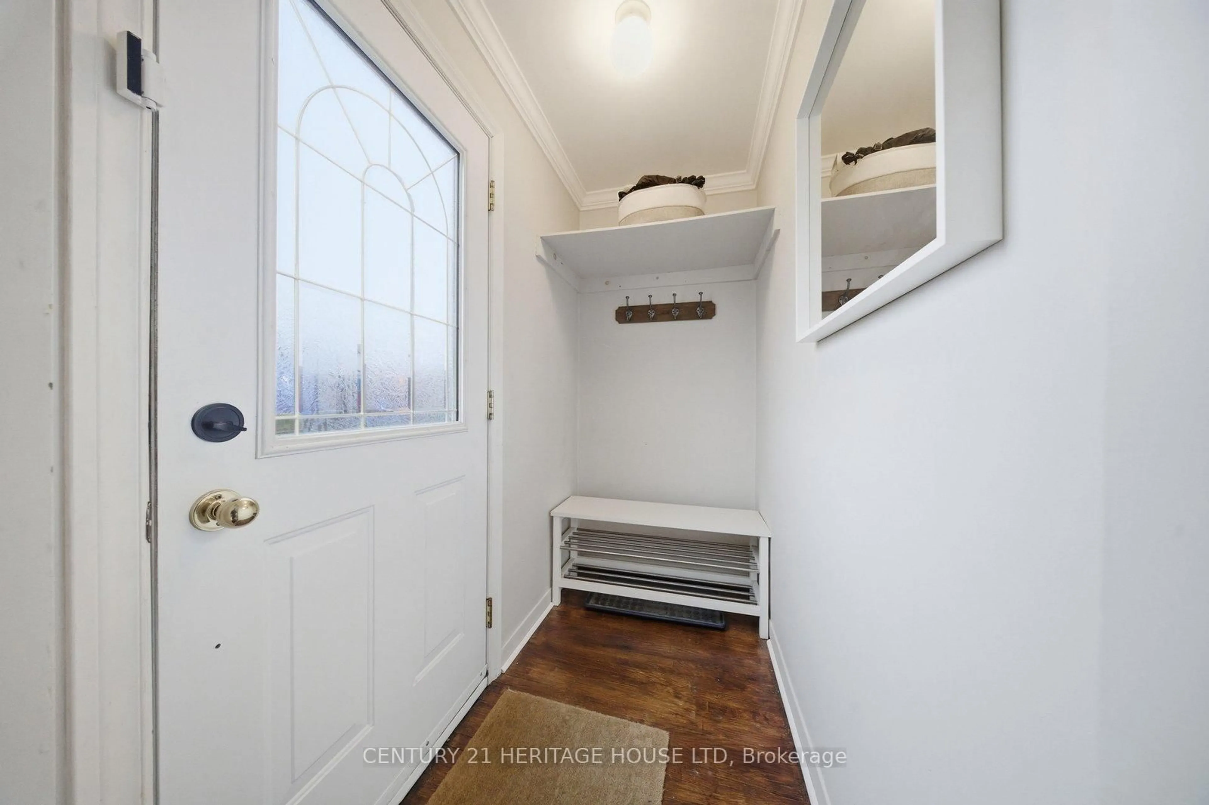 Indoor entryway for 455 St Paul Ave, Brantford Ontario N3R 4P1