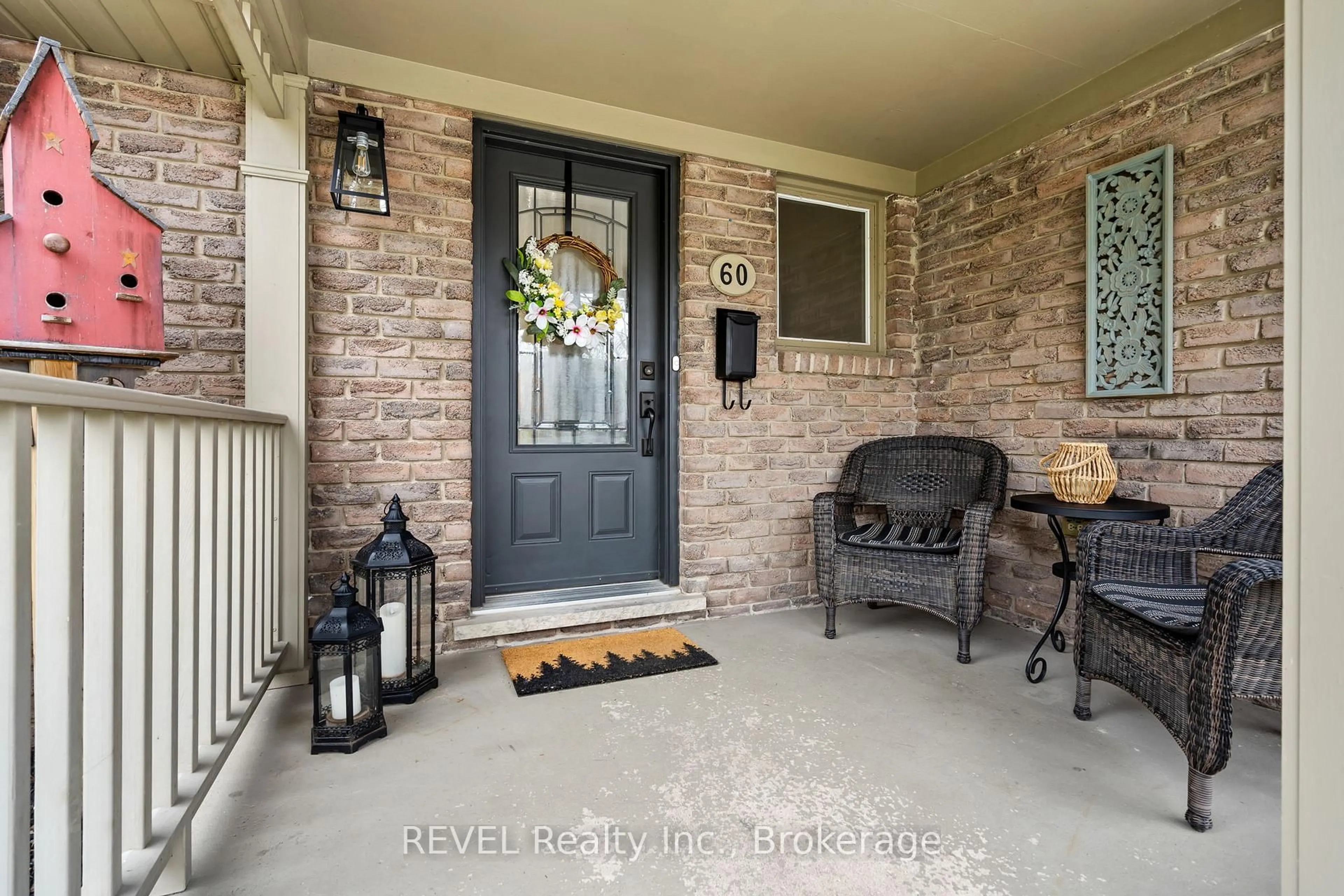 Indoor entryway for 60 October Dr, St. Catharines Ontario L2N 6J6