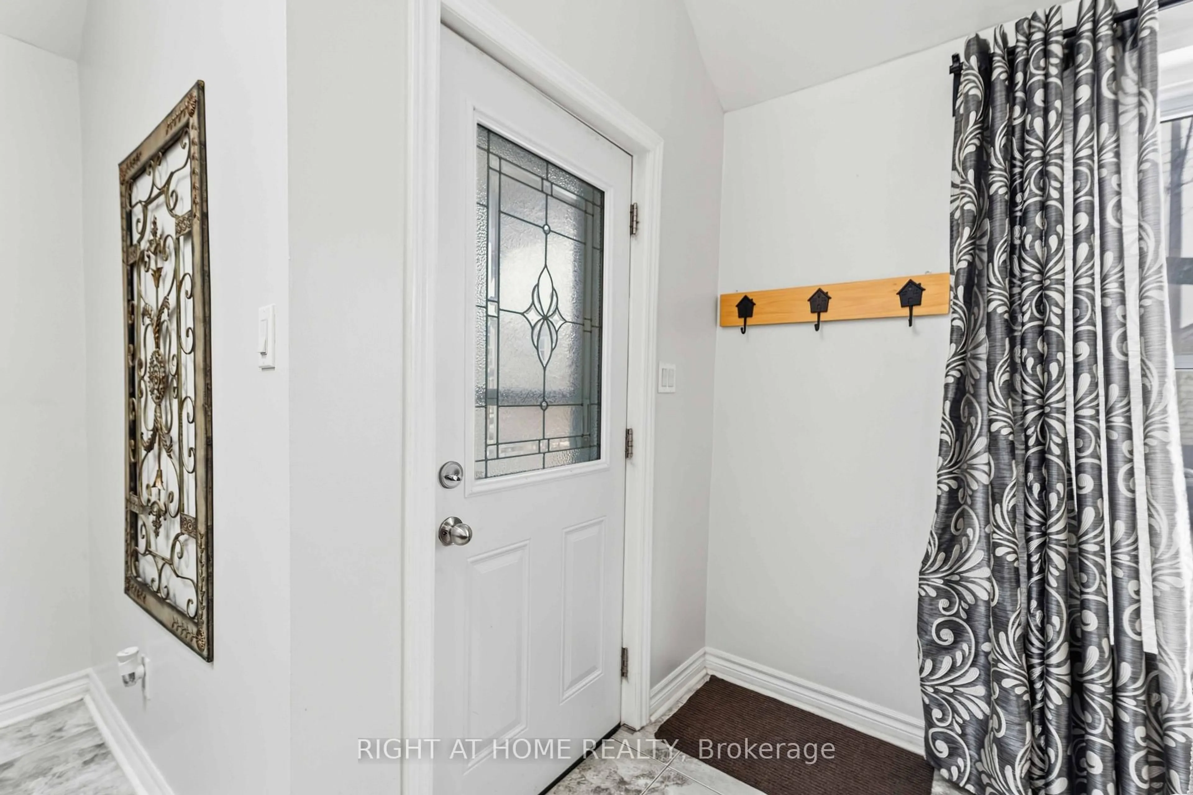 Indoor entryway for 74 Province St, Hamilton Ontario L8H 4H6