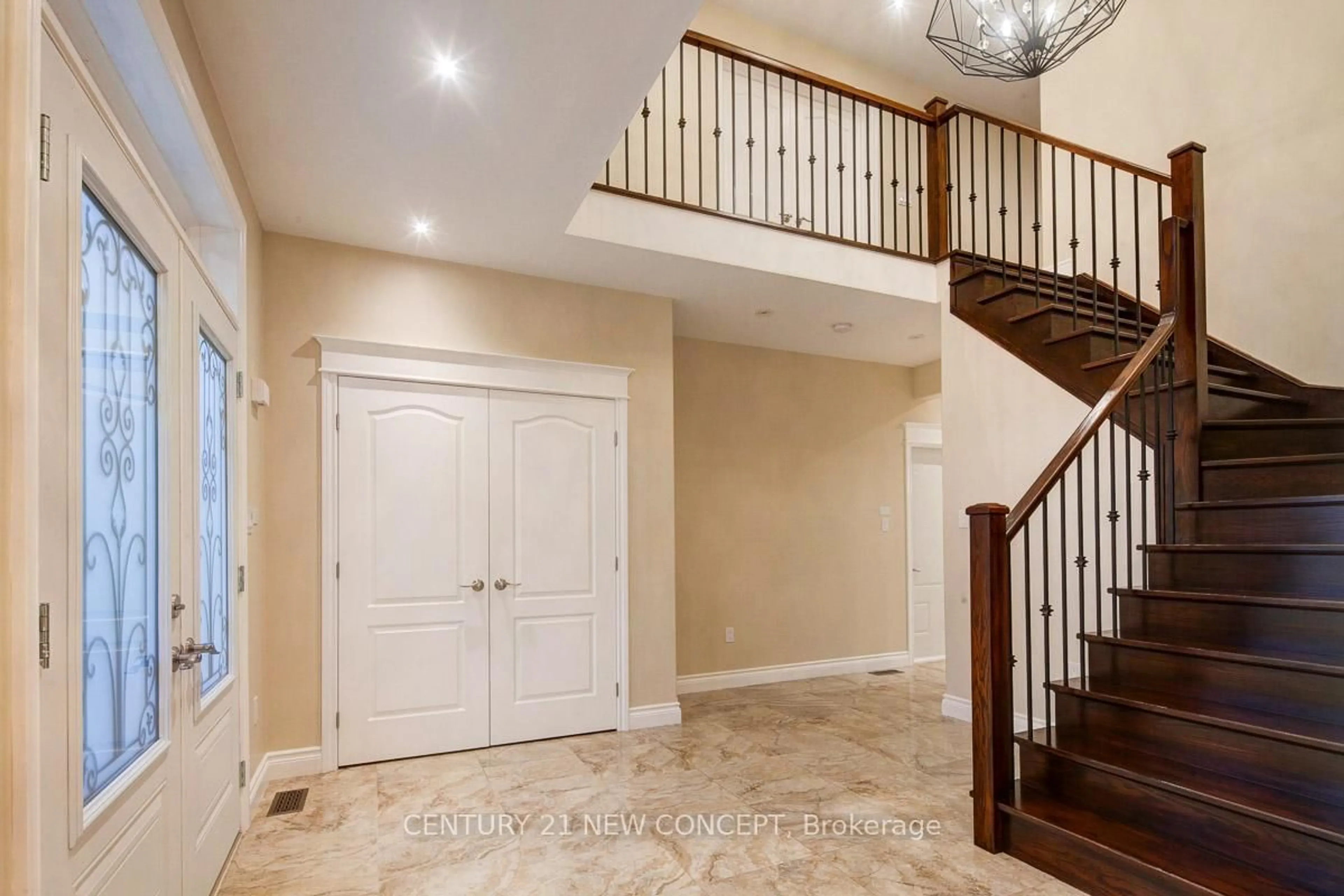 Indoor entryway for 678 Garth St, Hamilton Ontario L9C 4K2