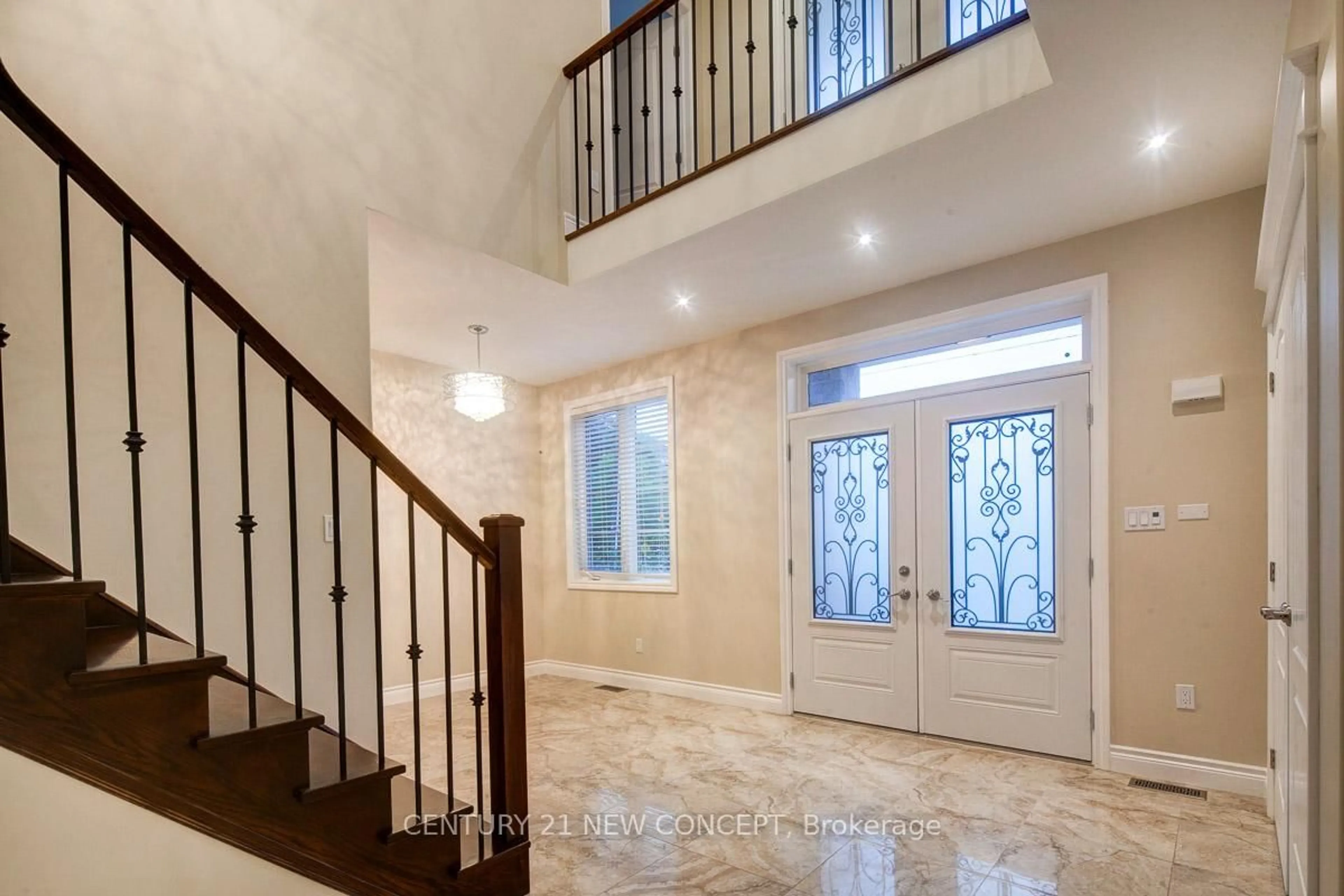 Indoor entryway for 678 Garth St, Hamilton Ontario L9C 4K2